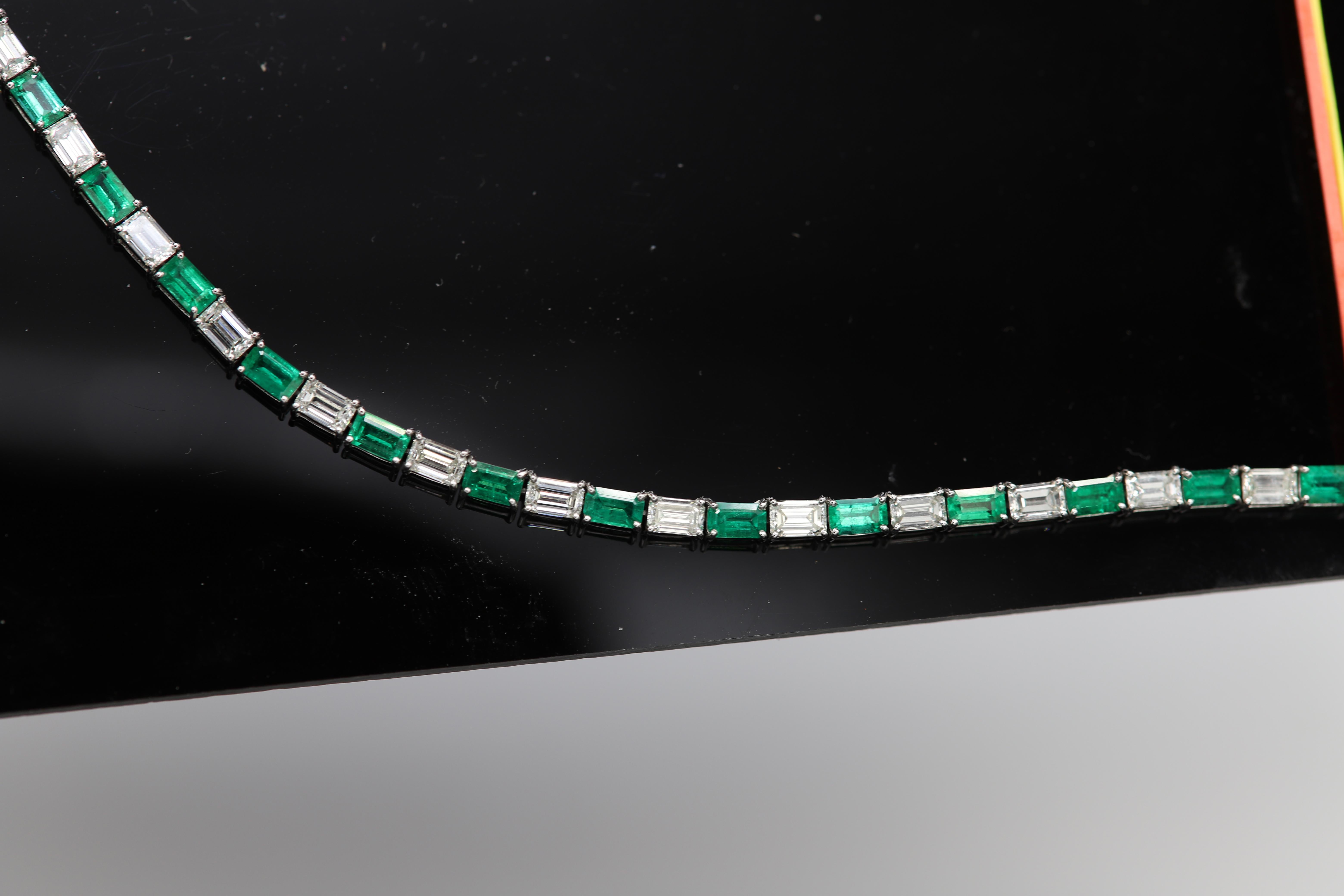 Halskette aus 18 Karat Weißgold mit Baguette-Smaragd und Diamant im Baguette-Schliff  im Angebot 4