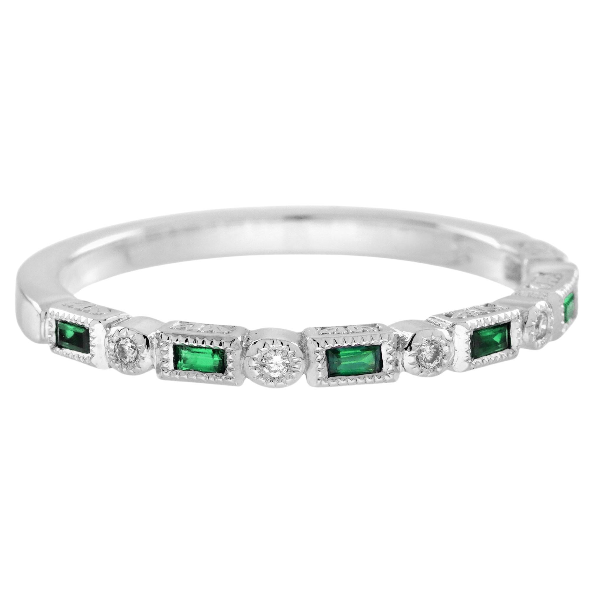 Smeraldo Baguette e Diamante Anello a fascia sottile bianco di ispirazione Art Deco Vintage in vendita