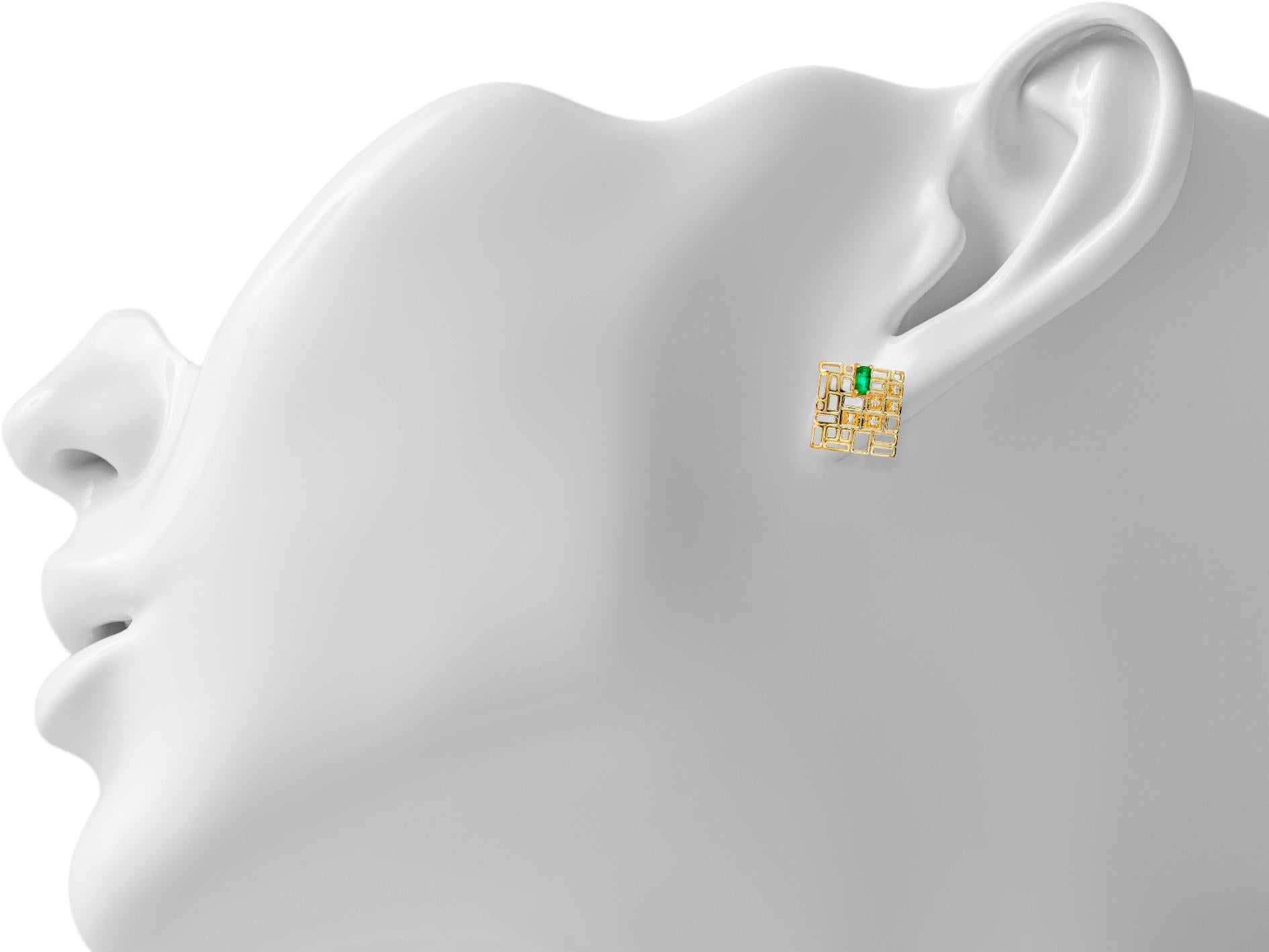 Baguette emerald earrings studs in 14k gold.  For Sale 4