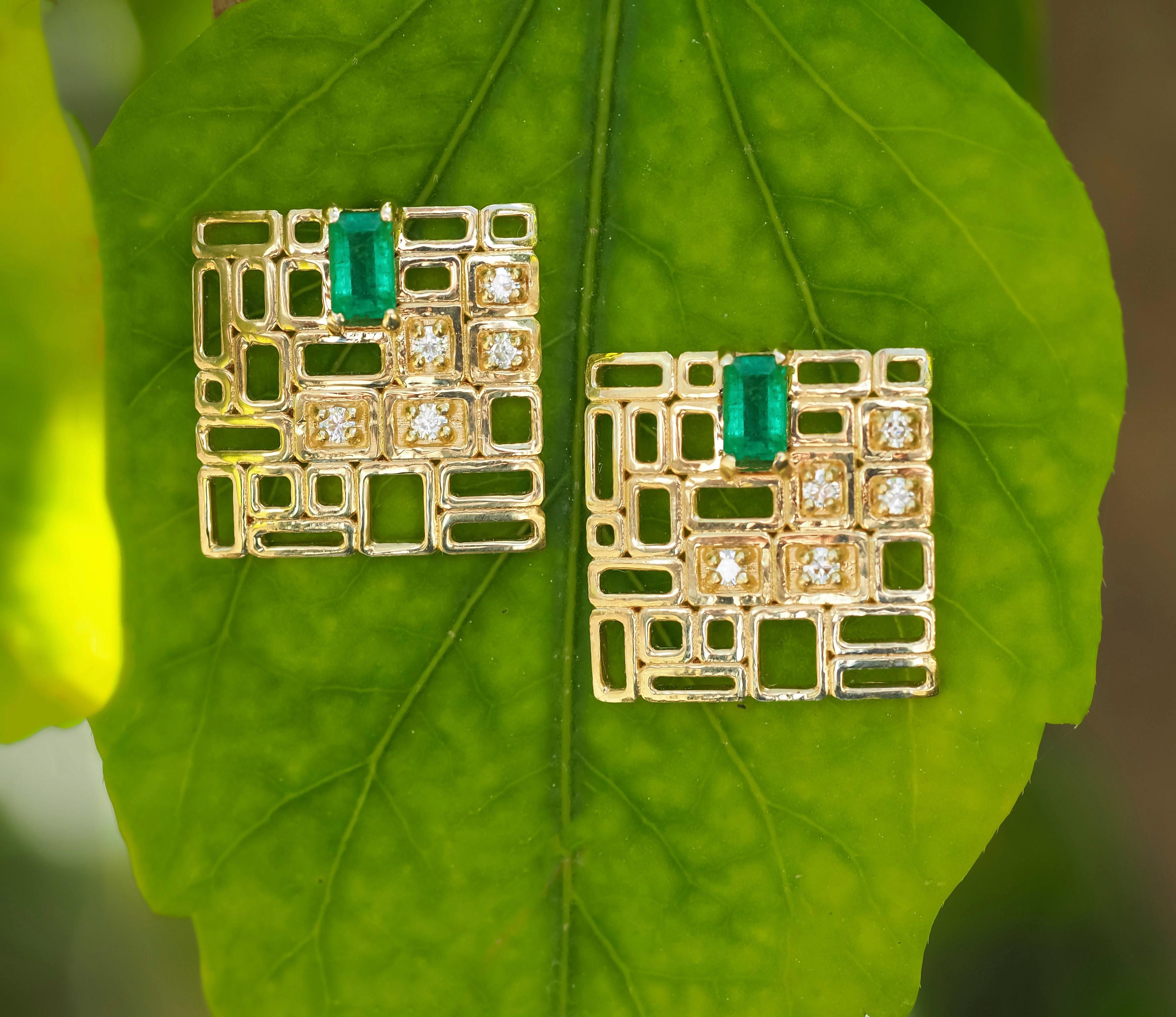 Baguette emerald earrings studs in 14k gold. 
Genuine emerald studs. Green Stone Stud Earring. May birthstone studs. Solitaire emerald studs.

Metal type: 14kt solid gold.
Size: 12 x 12.20 mm.
Weight: 2.20 g.

Central stones:
2 emeralds: green