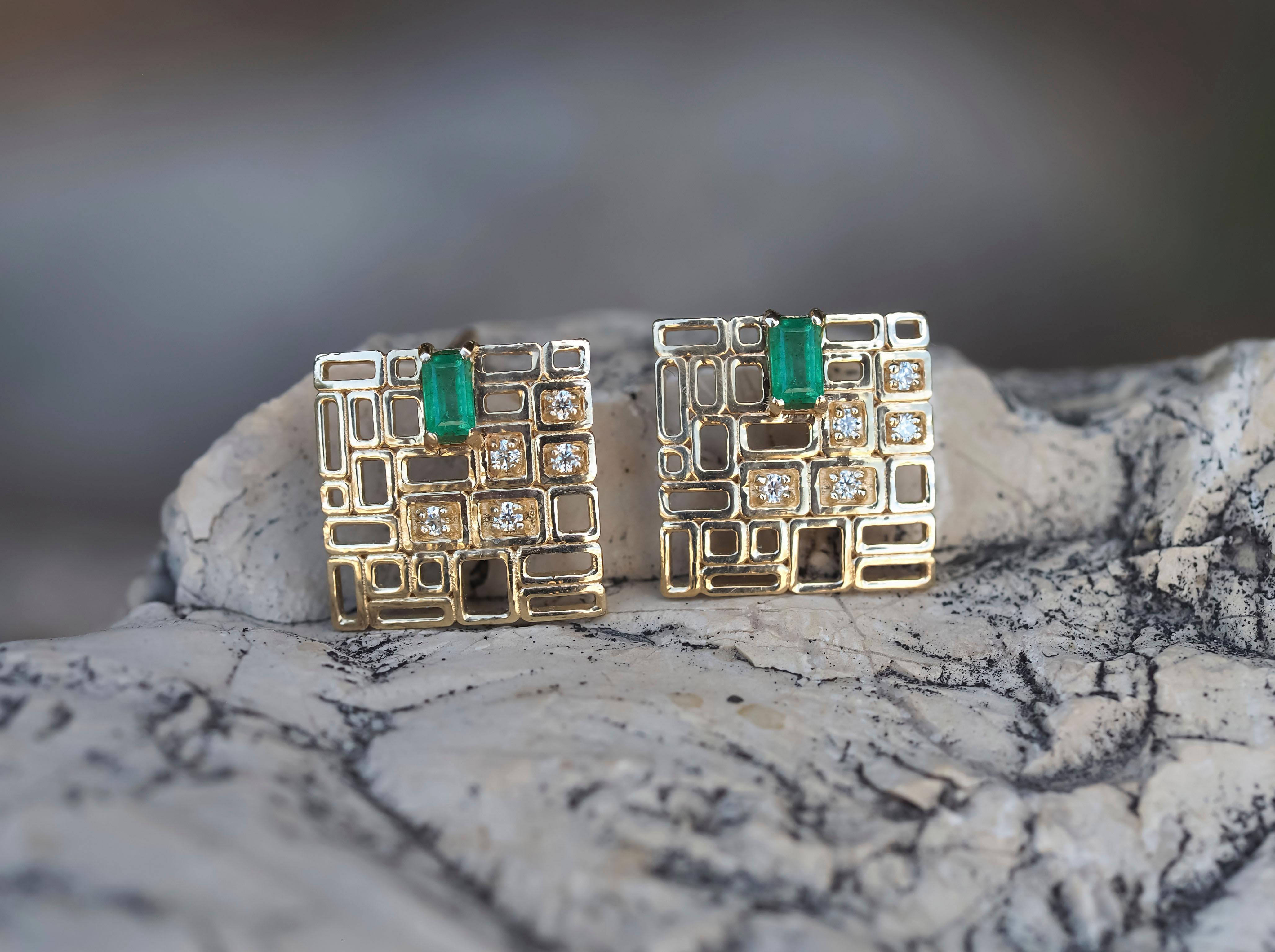 Baguette emerald earrings studs in 14k gold.  For Sale 3