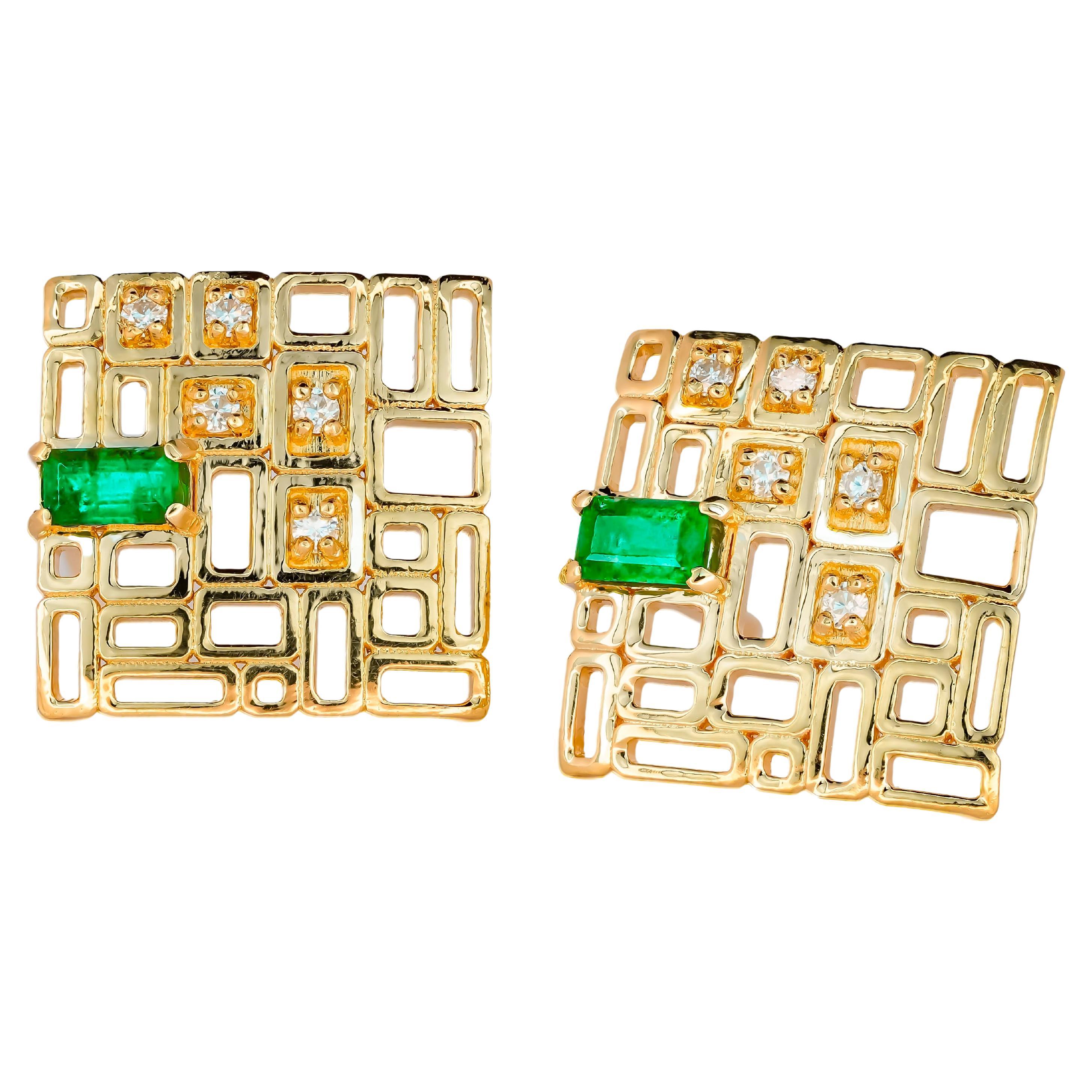 Baguette emerald earrings studs in 14k gold.  For Sale