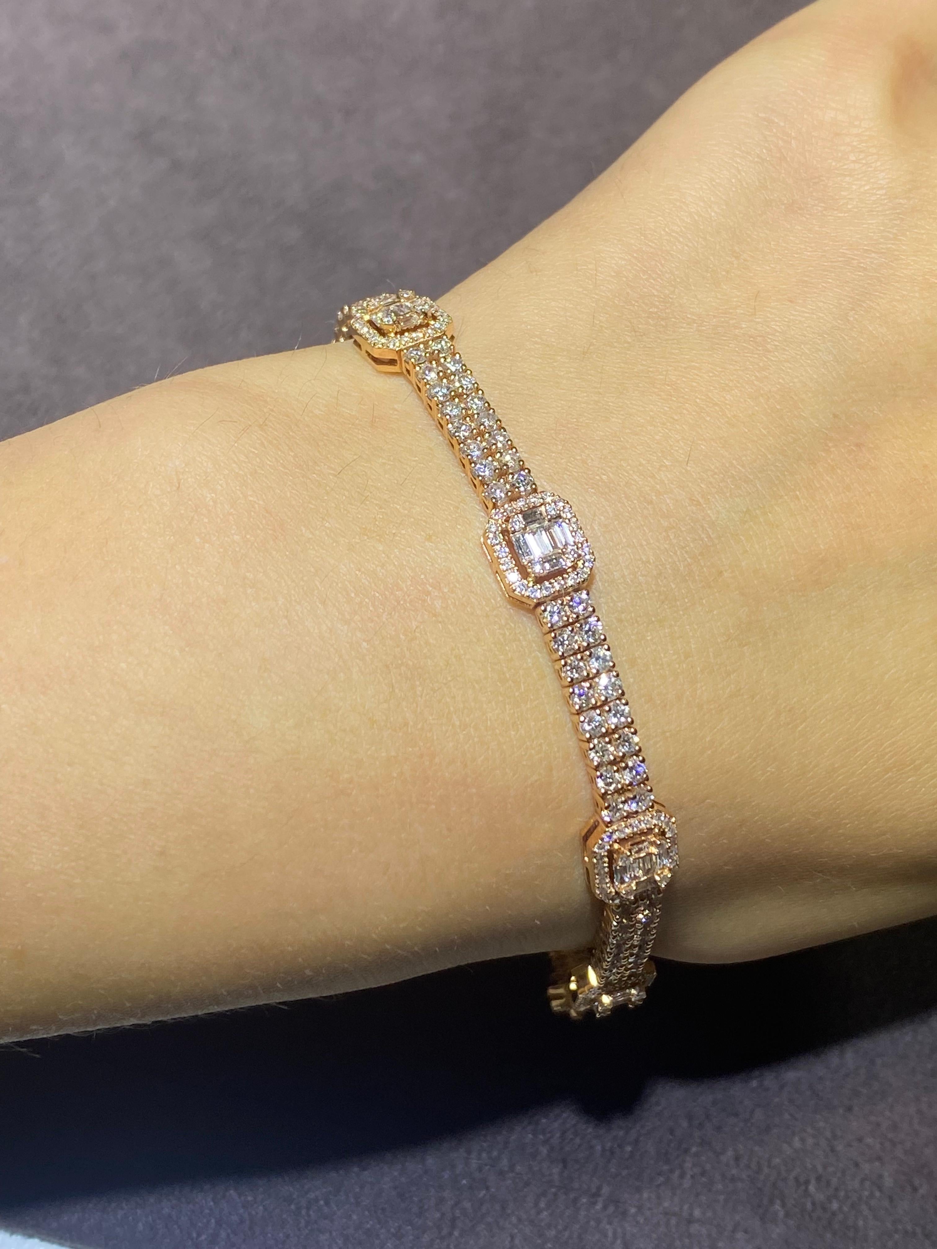 Taille ronde Bracelet en or jaune 18 carats avec diamants baguette Every Day pour elle en vente