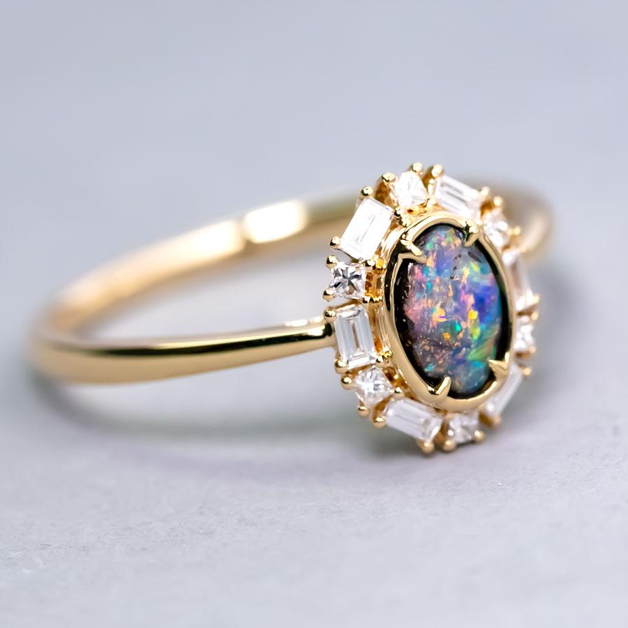 Anello di fidanzamento Baguette Halo Diamond Australian Boulder Opal in oro giallo 18K.

Spedizione nazionale gratuita USPS di prima classe! Borsa o scatola regalo in omaggio con ogni ordine!

L'opale, la regina delle gemme, è una delle gemme più
