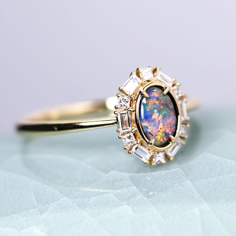 Taglio ovale Anello di fidanzamento Baguette Halo Diamond Australian Boulder Opal Oro giallo 18 carati in vendita
