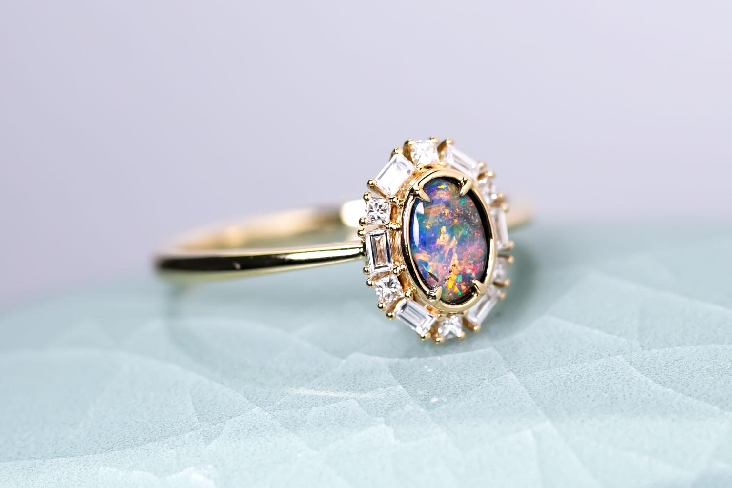 Anello di fidanzamento Baguette Halo Diamond Australian Boulder Opal Oro giallo 18 carati in vendita 3