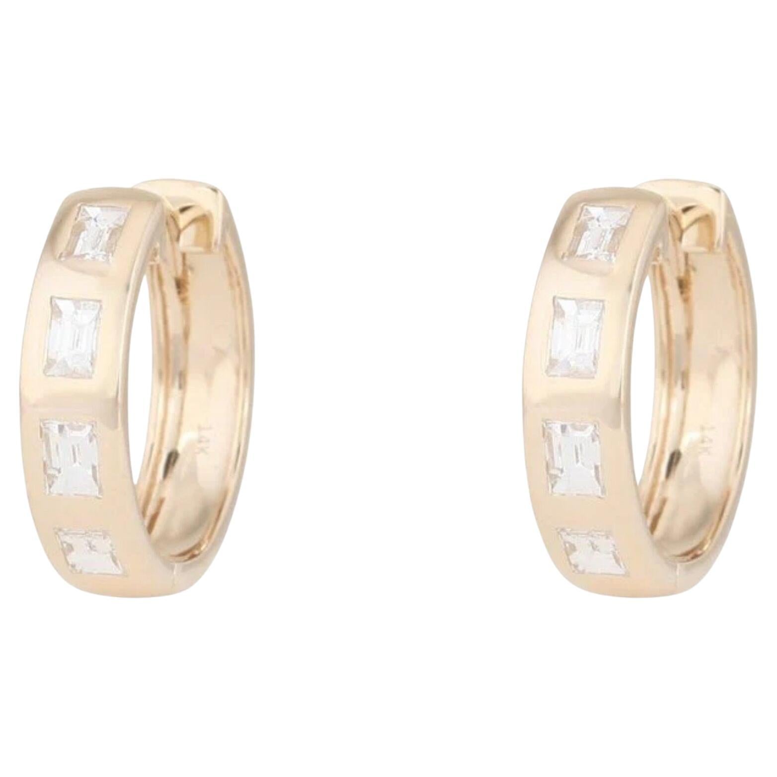 Boucles d'oreilles créoles « huggie » en or 14 carats avec diamant taille baguette de 0,55 ct