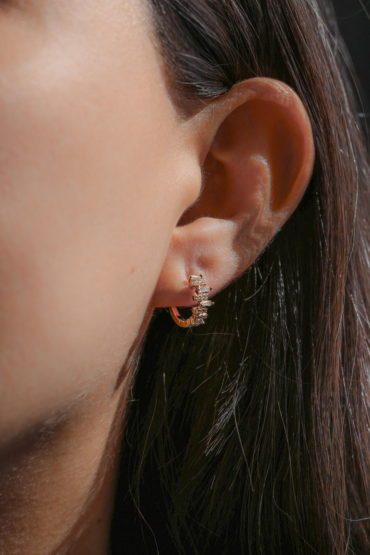 -Oro giallo 14K 

-Diamanti Baguette 

-0,39 carati .