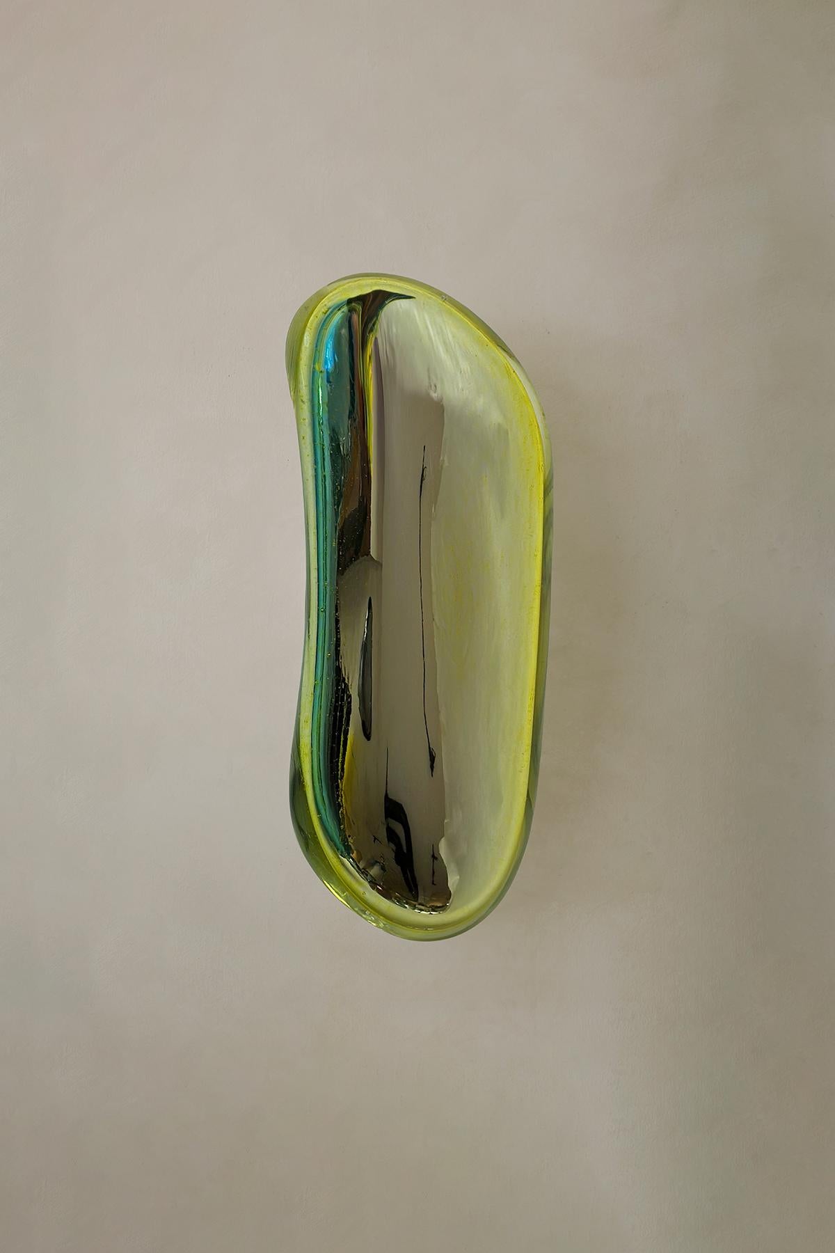 Baguette I Specchio scultoreo in argento con vetro soffiato a mano di Homa
Dimensioni: L 55 x P 20 x H 12 cm
Materiali: Vetro soffiato. Silver Mirror.

HOMA è un atelier di design contemporaneo con sede a Istanbul. I processi caratteristici