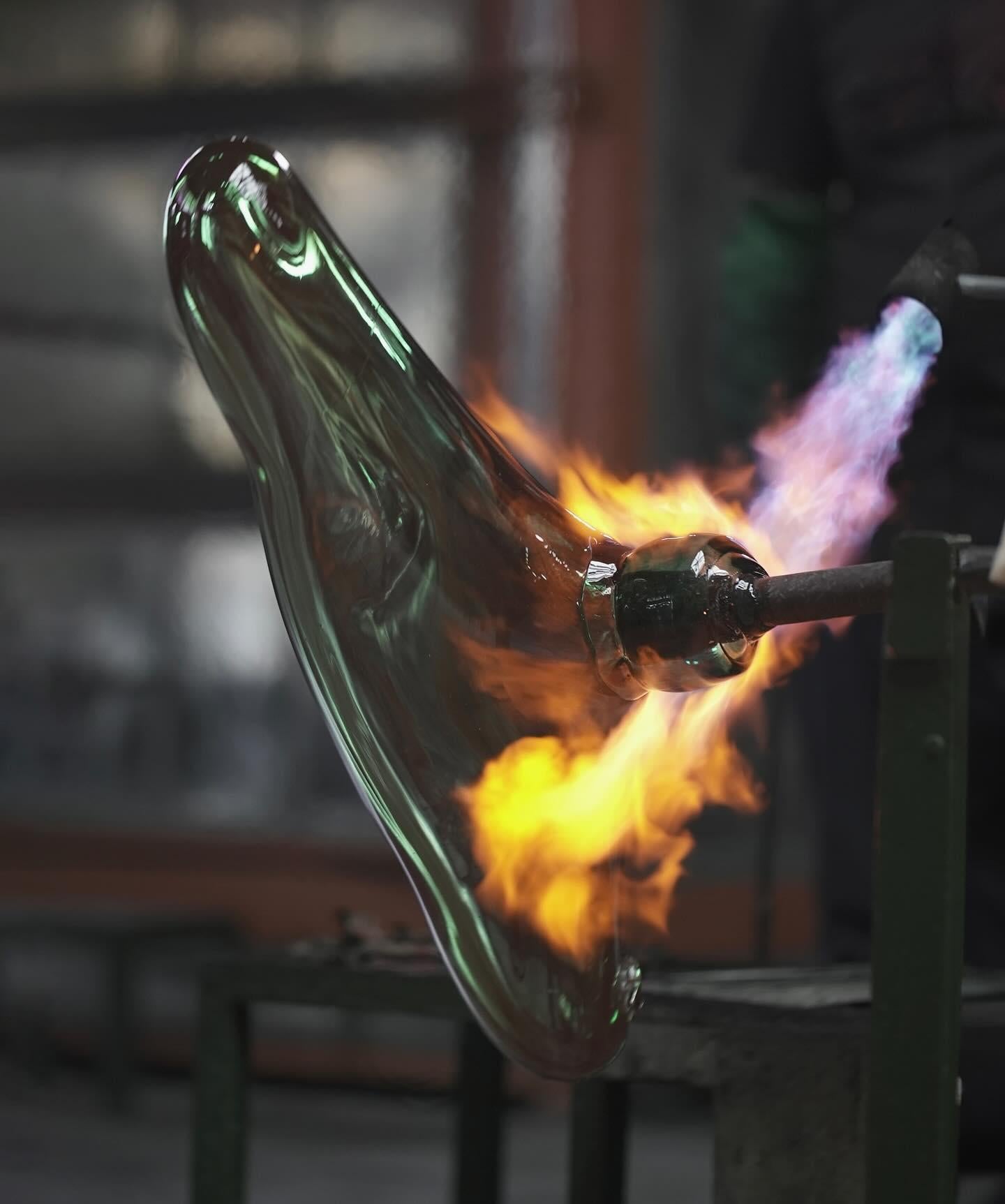 XXI secolo e contemporaneo Baguette I Specchio scultoreo in argento con vetro soffiato a mano di Homa in vendita