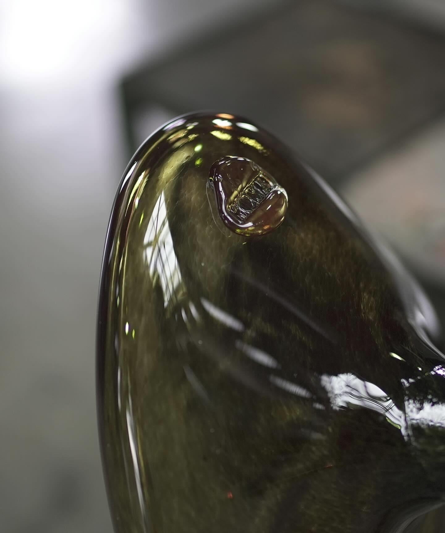 Vetro Baguette I Specchio scultoreo in argento con vetro soffiato a mano di Homa in vendita