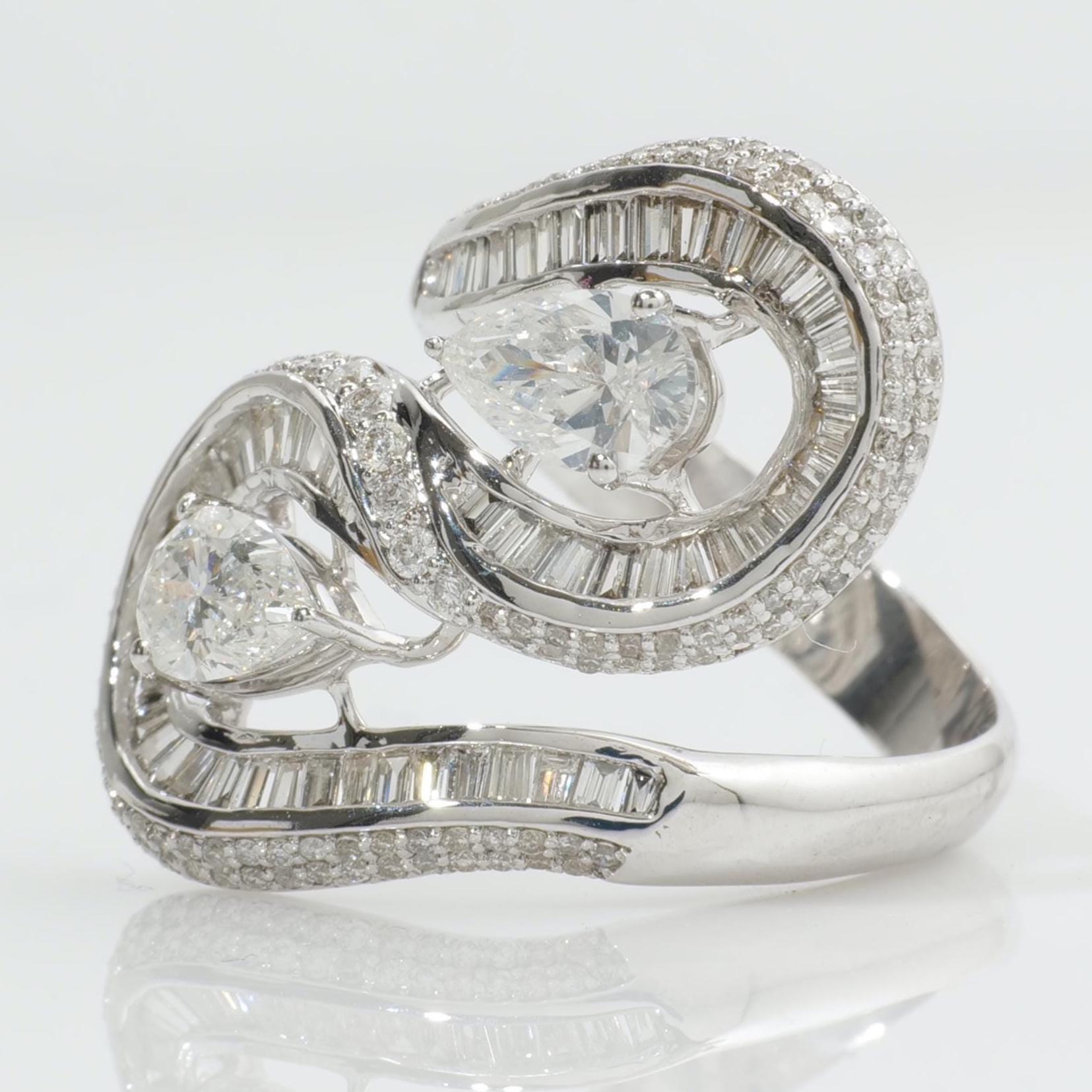Anello da cocktail a fascia larga con illusione a baguette in oro massiccio 14K (certificato) In condizioni Nuovo in vendita a New Delhi, DL