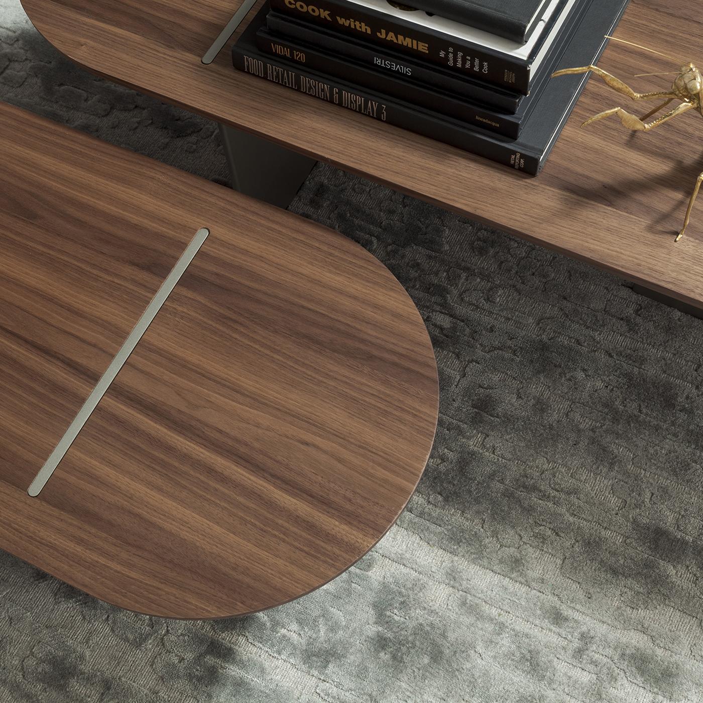 Table basse arrondie en noyer Canaletto baguette Neuf - En vente à Milan, IT