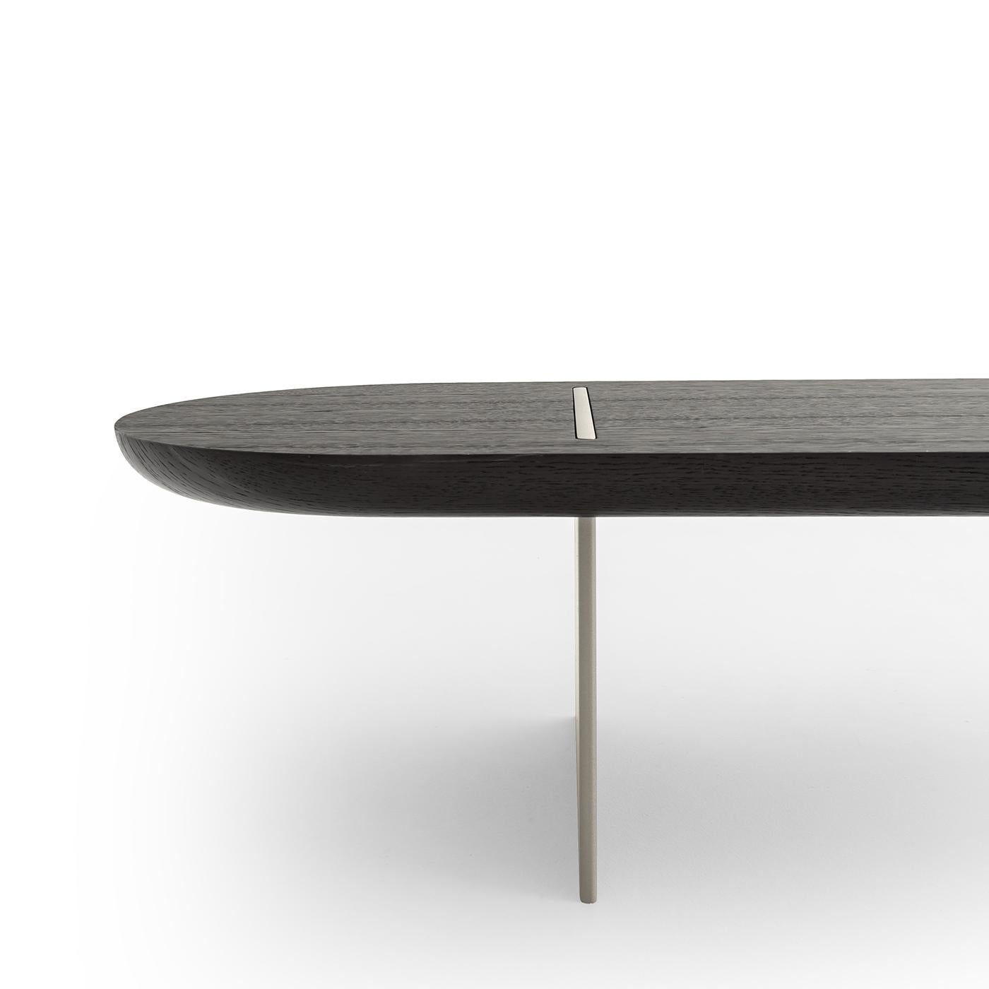 Poetically inspired by a typical French baguette in its elongated and rounded profile, this coffee table hints at reassuring everyday moments while never renouncing exclusivity. Orthogonal champagne-hued metal sheets varnished with epoxy powders