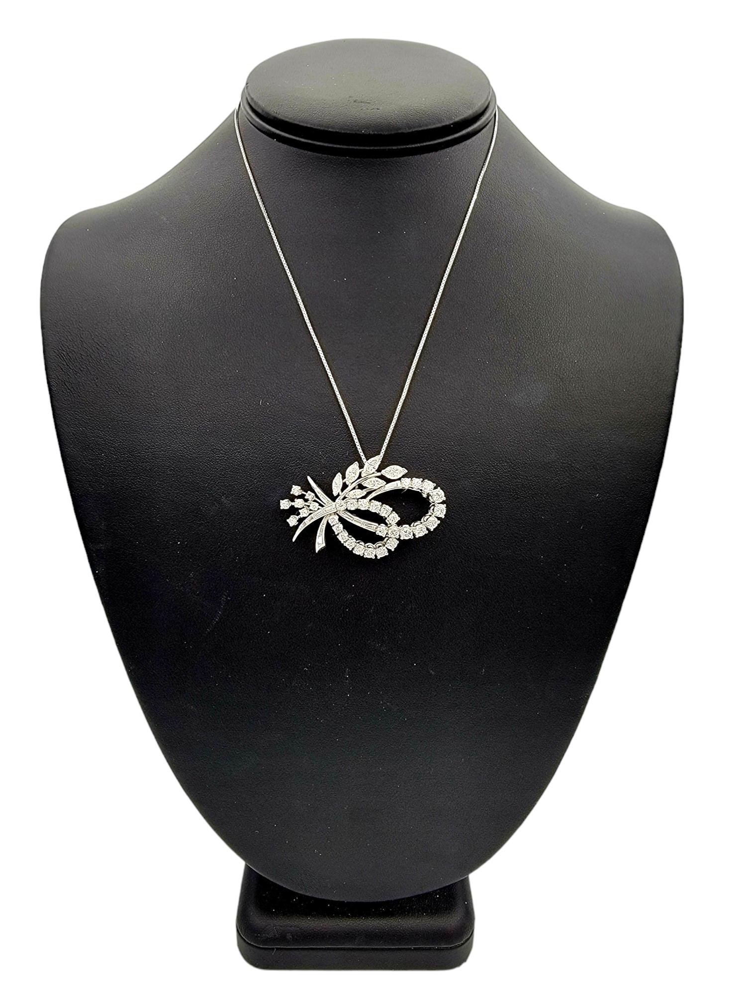 Broche/pendentif en platine à motif de feuille de diamants baguettes, marquises et ronds en vente 3