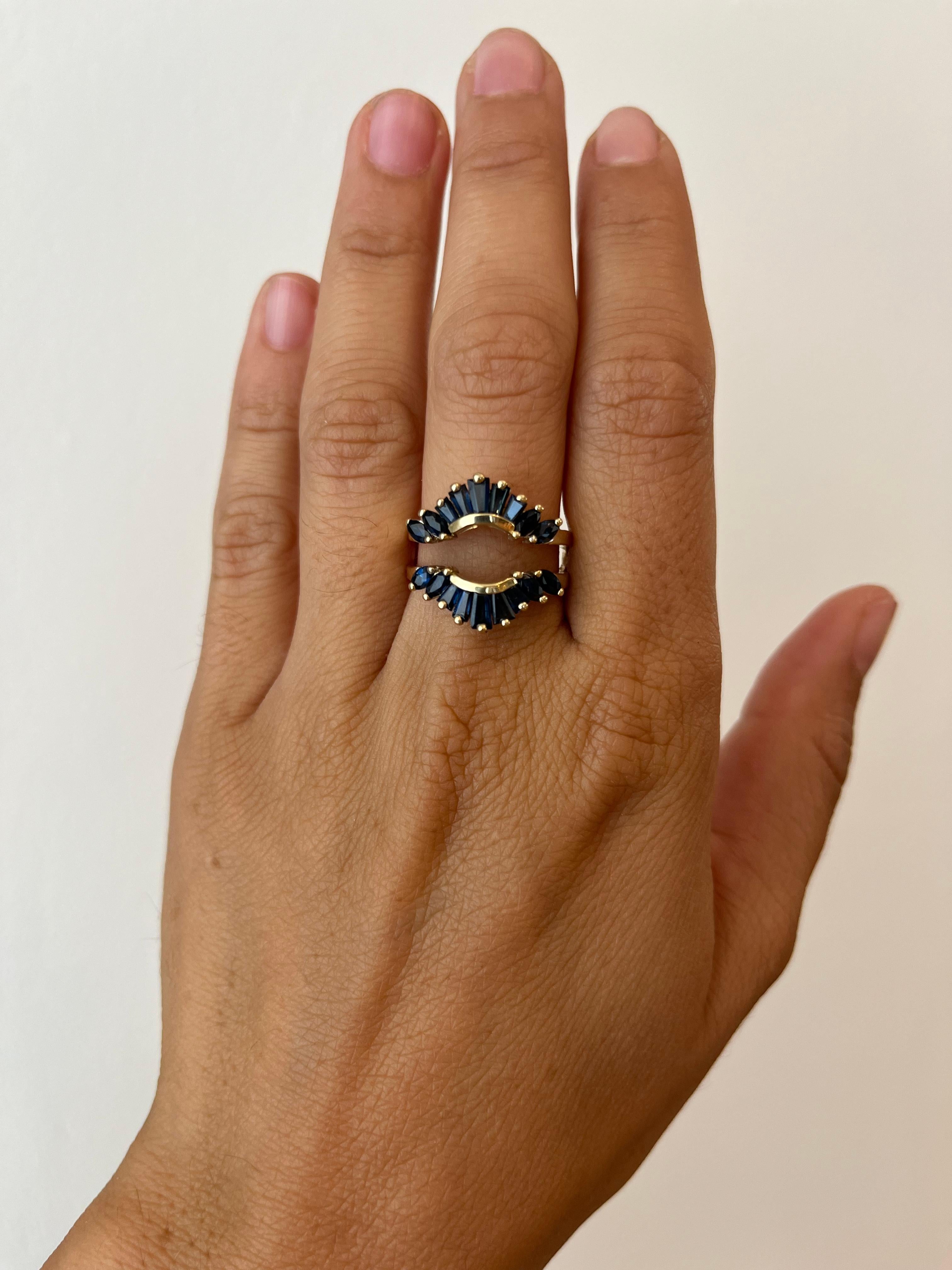 Anneau de mariage en or jaune 14 carats avec saphir bleu en forme de lever de soleil et rehausseur de veste. Le contraste du bleu et de l'or, ainsi que les pierres taillées en baguette et en marquise, apportent de la couleur et un caractère unique