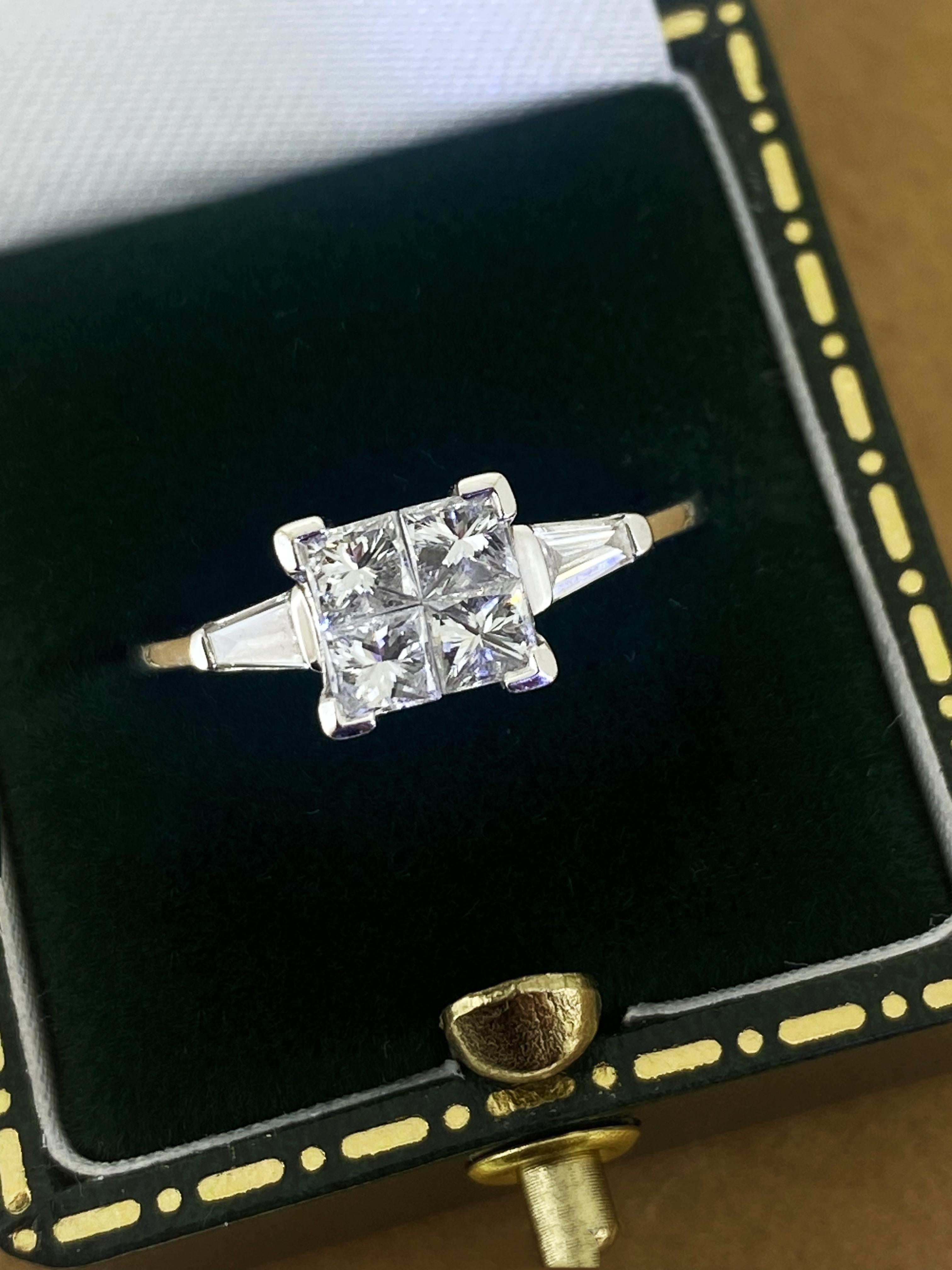 Questo anello a grappolo dall'aspetto impressionante 
è al centro di un pannello quadrato con 4 diamanti taglio Princess, 
incastonato in una montatura a V e 