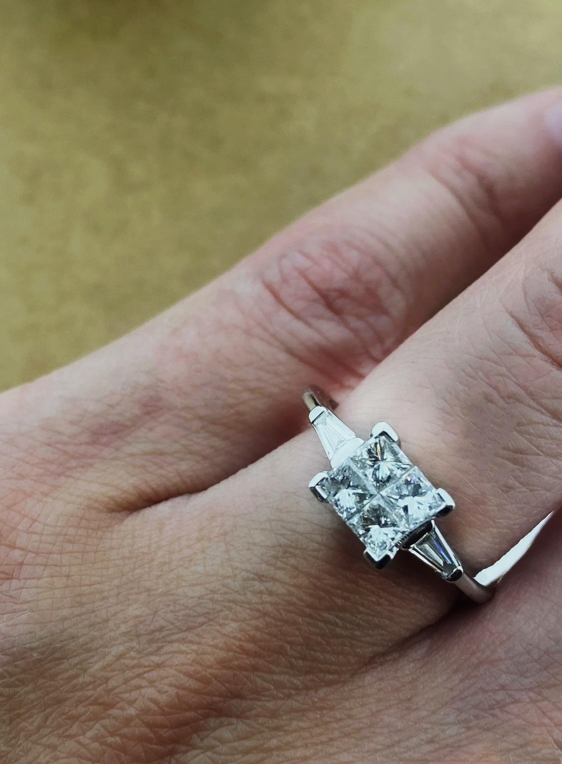 Taglio princess Anello a grappolo con taglio baguette e principessa (0,70 carati) in oro bianco 18 carati con incastonatura a illusione in vendita