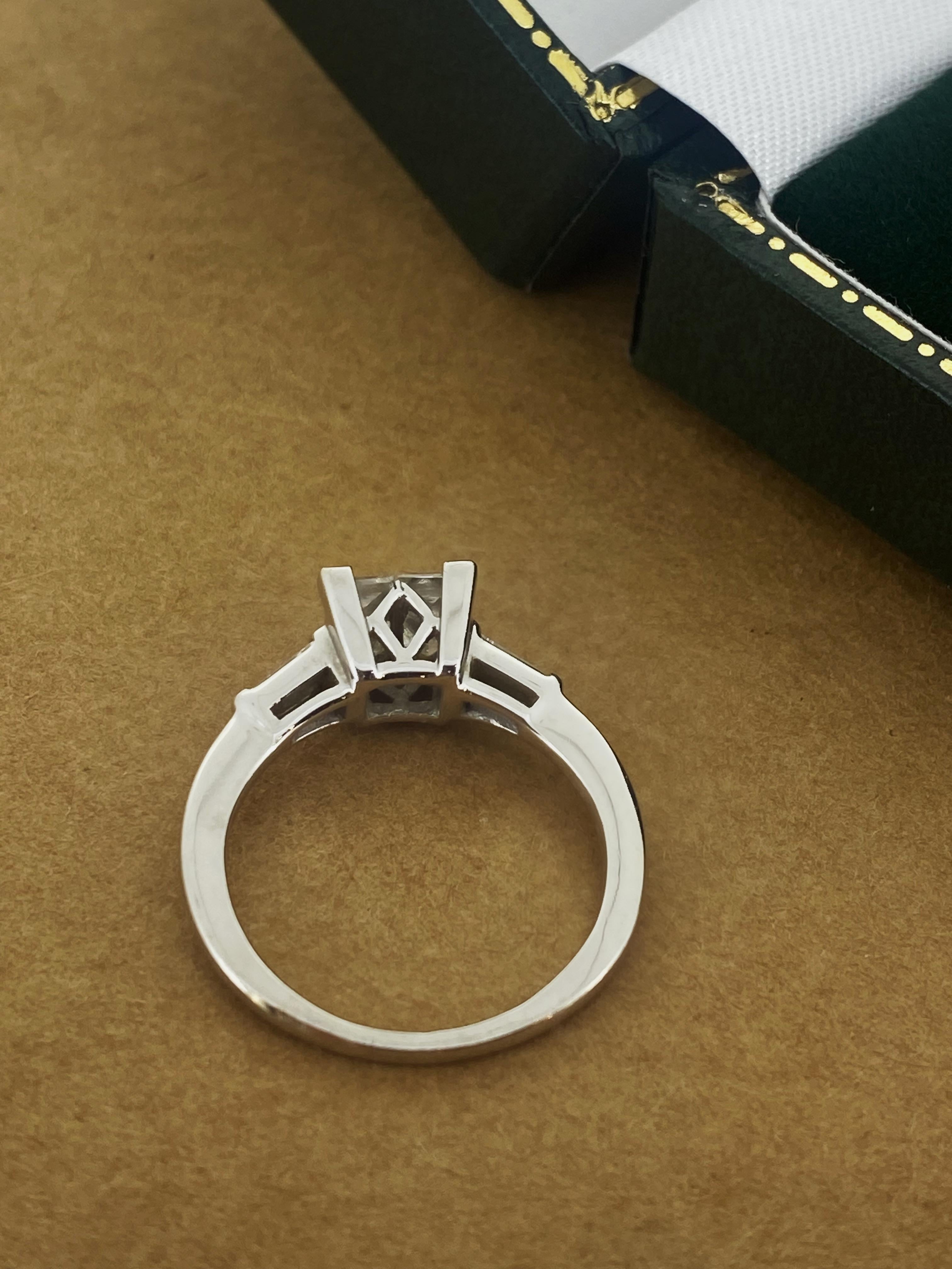 Anello a grappolo con taglio baguette e principessa (0,70 carati) in oro bianco 18 carati con incastonatura a illusione In condizioni ottime in vendita a MELBOURNE, AU