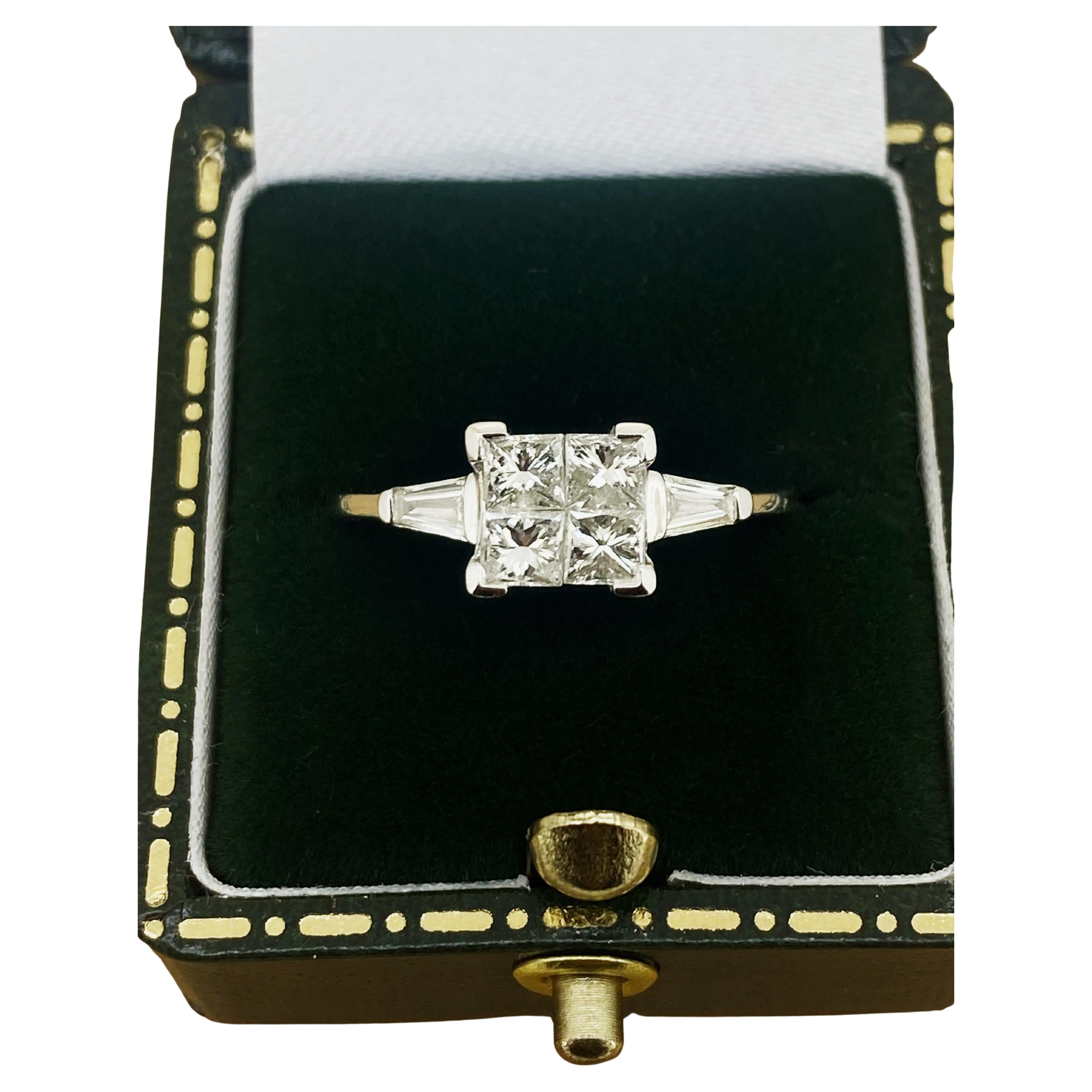 Anello a grappolo con taglio baguette e principessa (0,70 carati) in oro bianco 18 carati con incastonatura a illusione in vendita