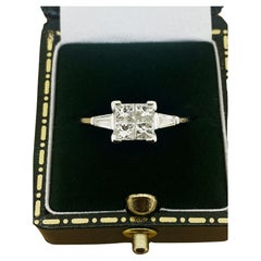 Anillo en racimo de talla baguette y princesa (0,70 ct) en engaste ilusión de oro blanco de 18 quilates