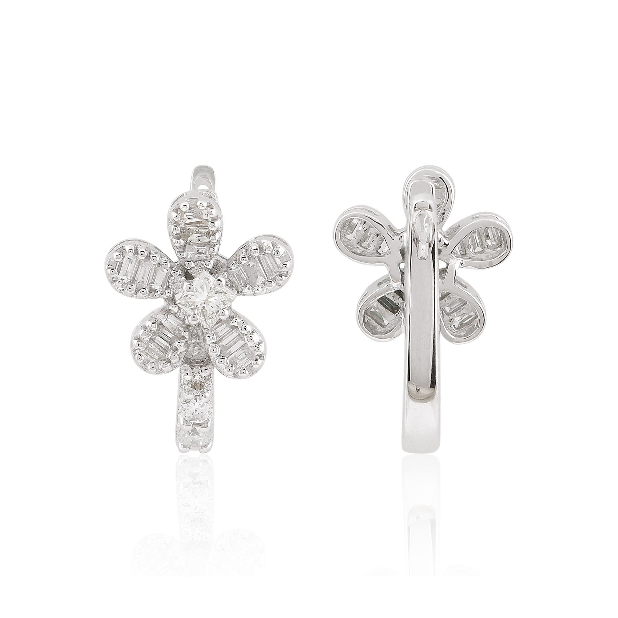 Moderne Boucles d'oreilles fleur en or blanc 18 carats avec diamants taille baguette et princesse en vente