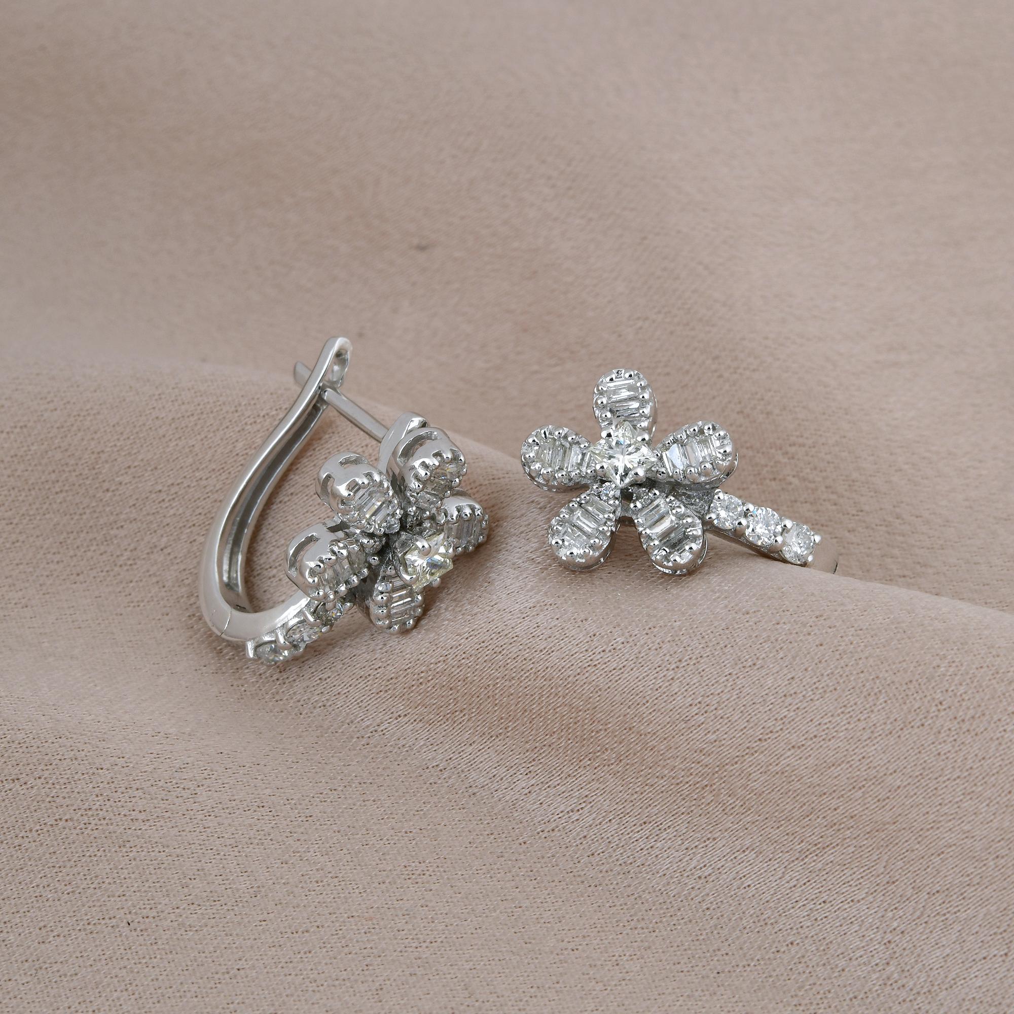 Taille baguette Boucles d'oreilles fleur en or blanc 18 carats avec diamants taille baguette et princesse en vente