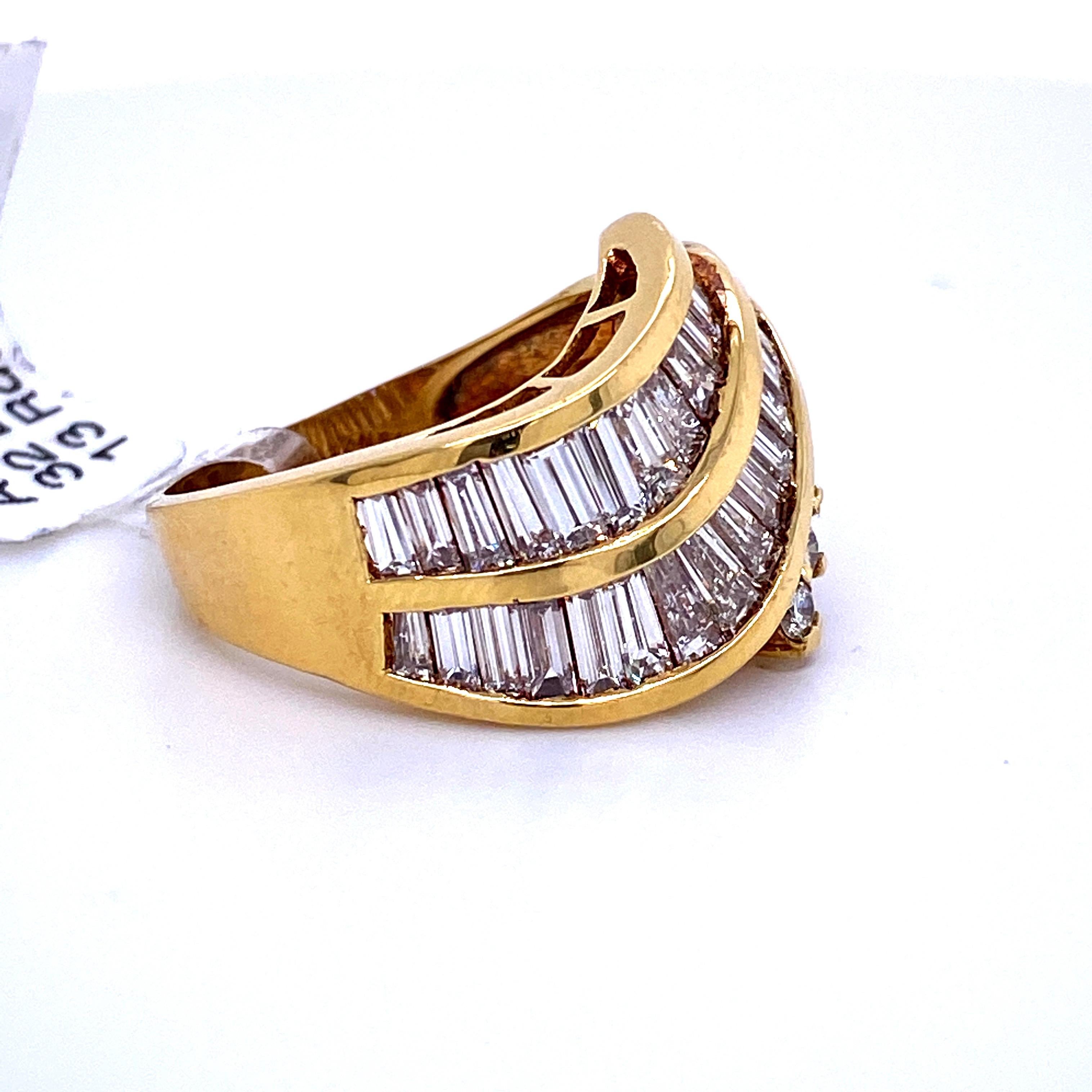 Baguette and Round Brilliant Swirl Ring 2.97 Carat 18 Karat Yellow Gold In Excellent Condition For Sale In New York, NY