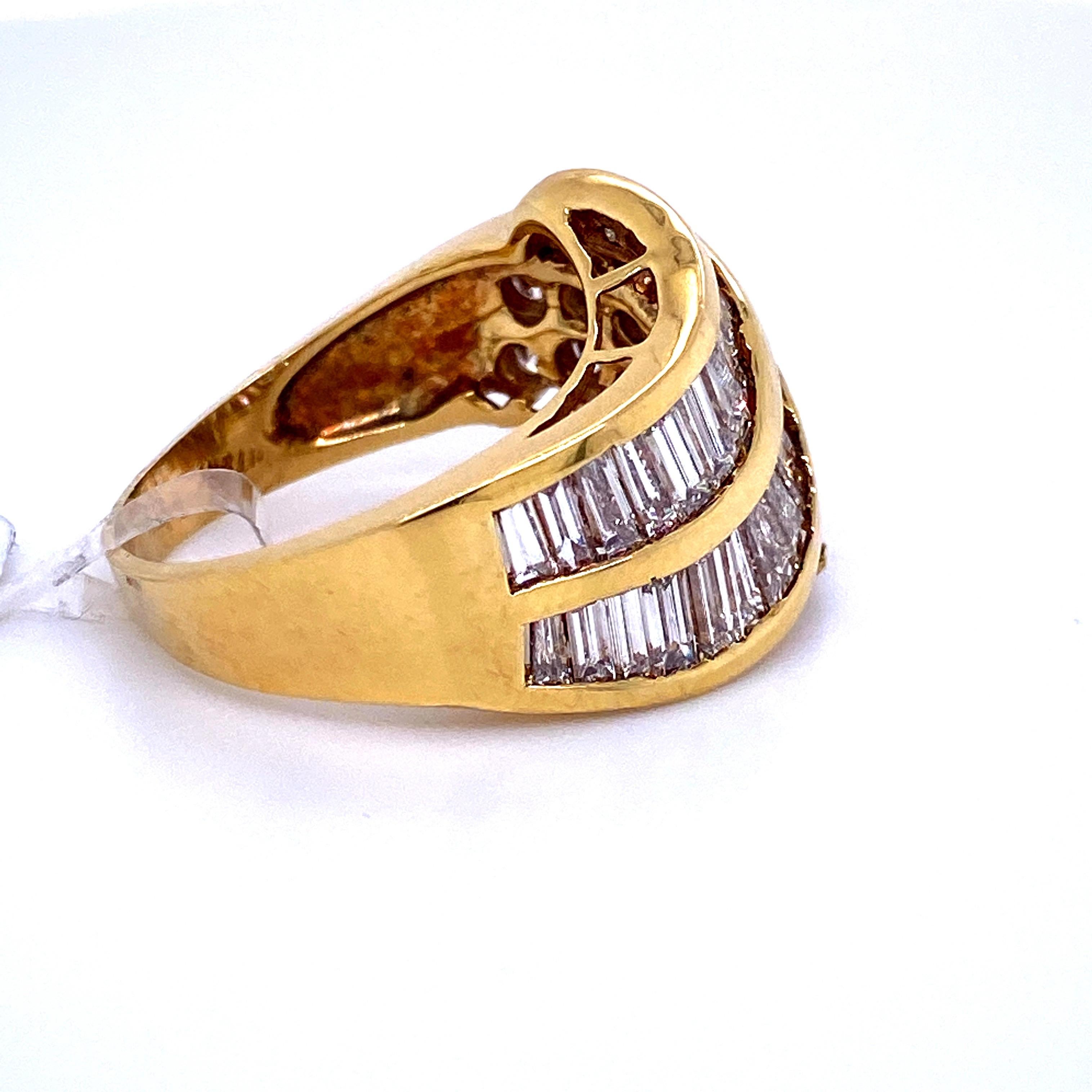 Baguette and Round Brilliant Swirl Ring 2.97 Carat 18 Karat Yellow Gold For Sale 1