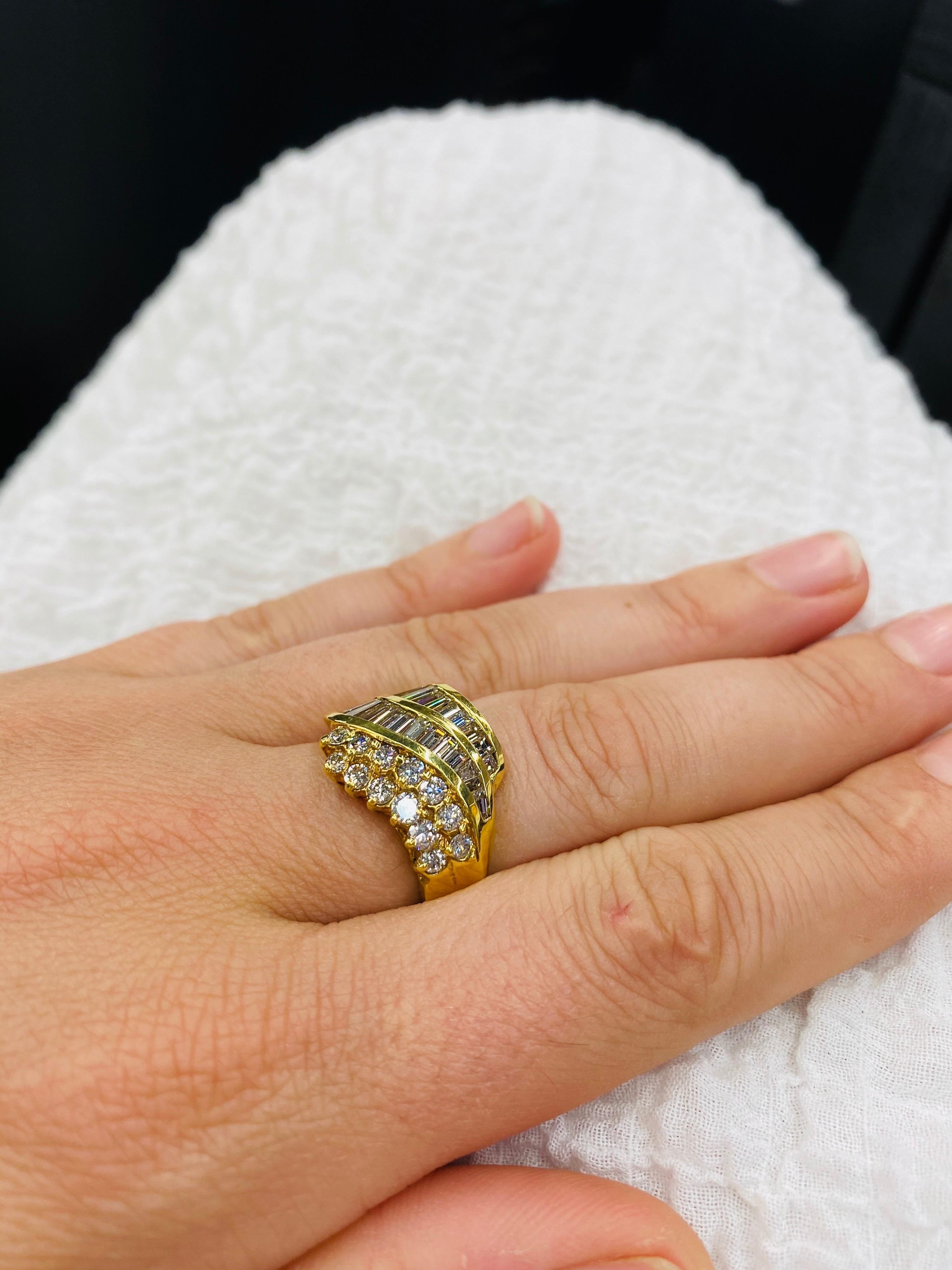 Baguette and Round Brilliant Swirl Ring 2.97 Carat 18 Karat Yellow Gold For Sale 3