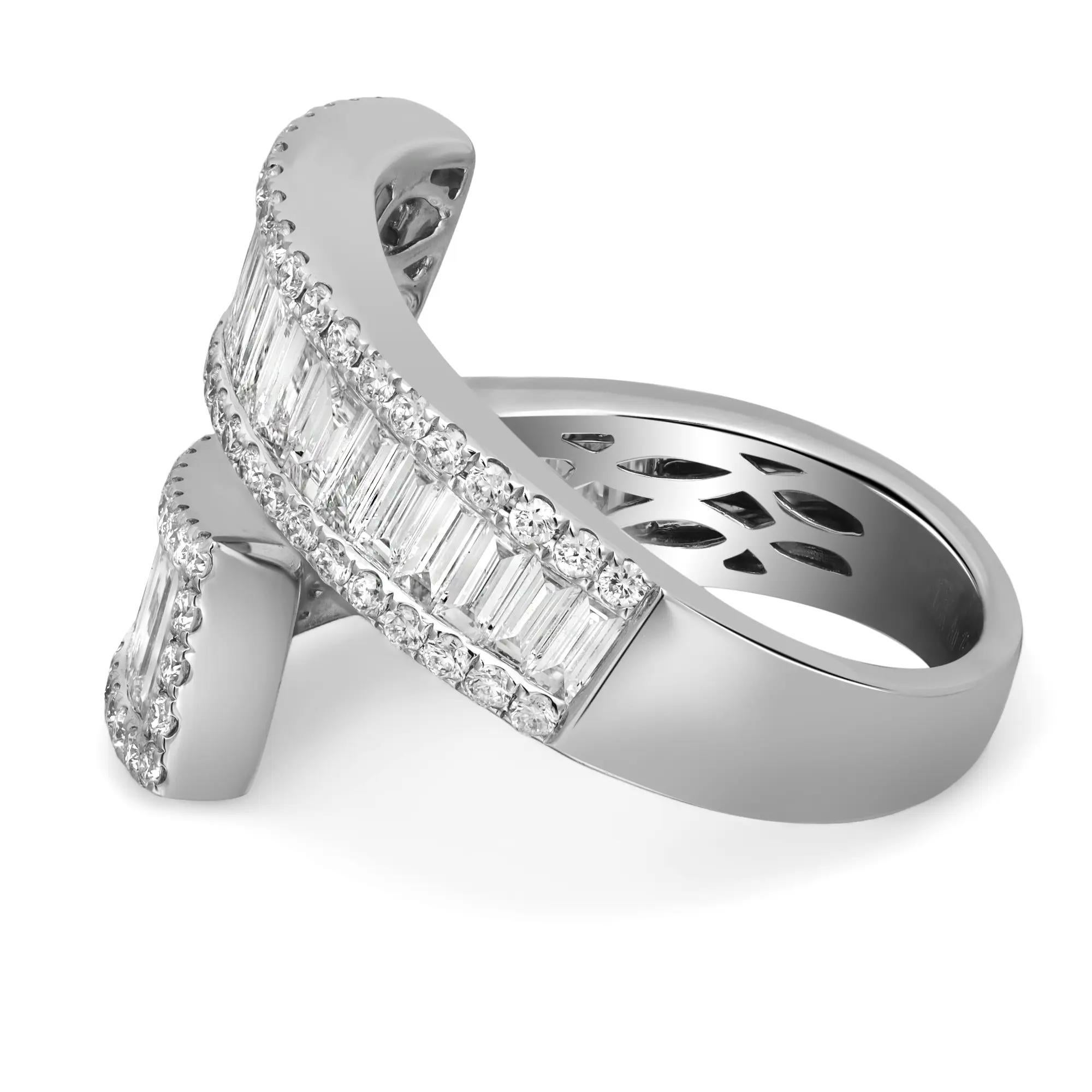 Moderne Baguette & Round Cut Diamond Bypass Ring 18K White Gold 1.90Cttw Size 7 en vente