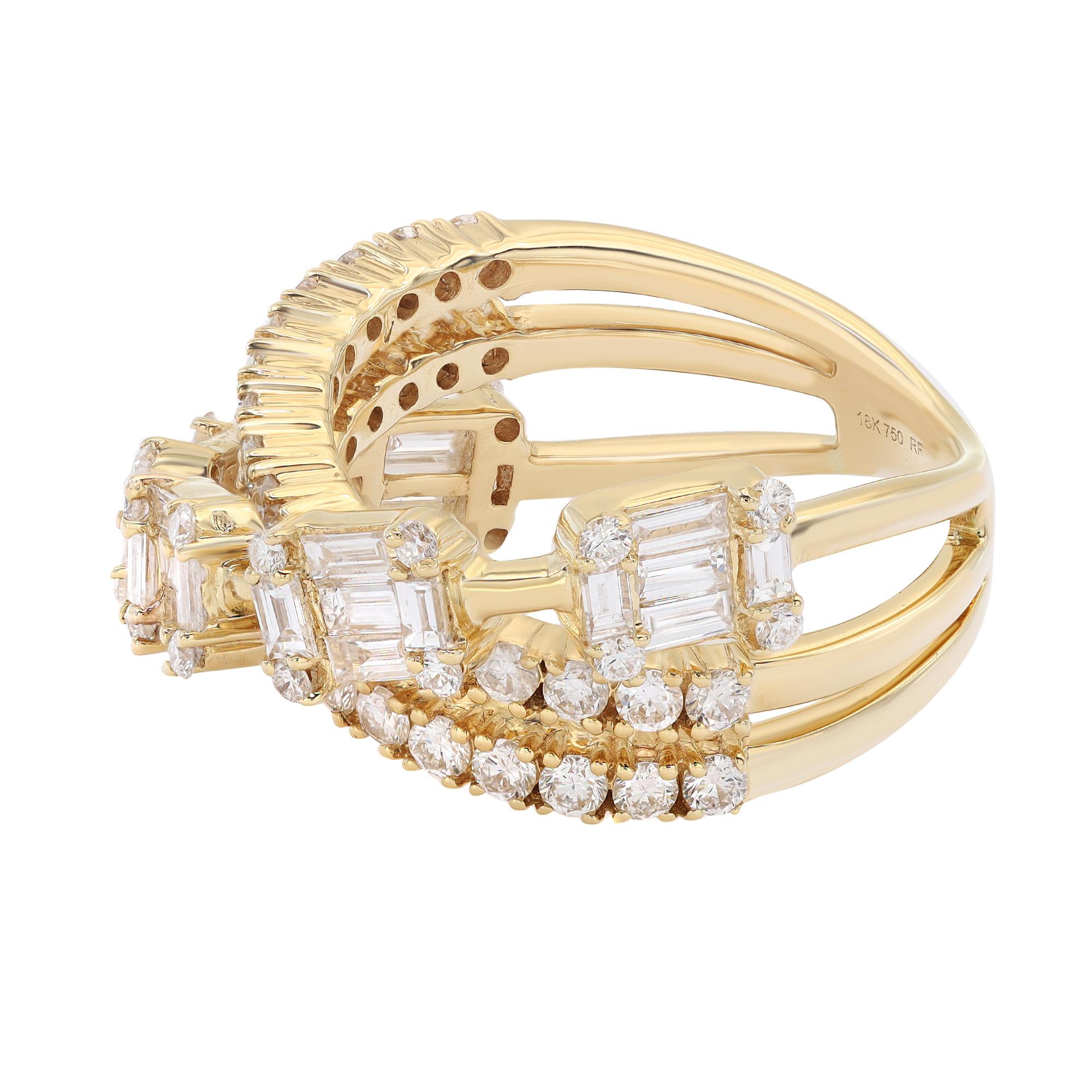 Cette magnifique bague présente deux bandes de diamants ronds sertis à la main qui s'entrecroisent avec une bande de diamants baguettes et ronds sertis en canal dans un design croisé. Réalisée en or jaune 18 carats, cette bague dégage un style et