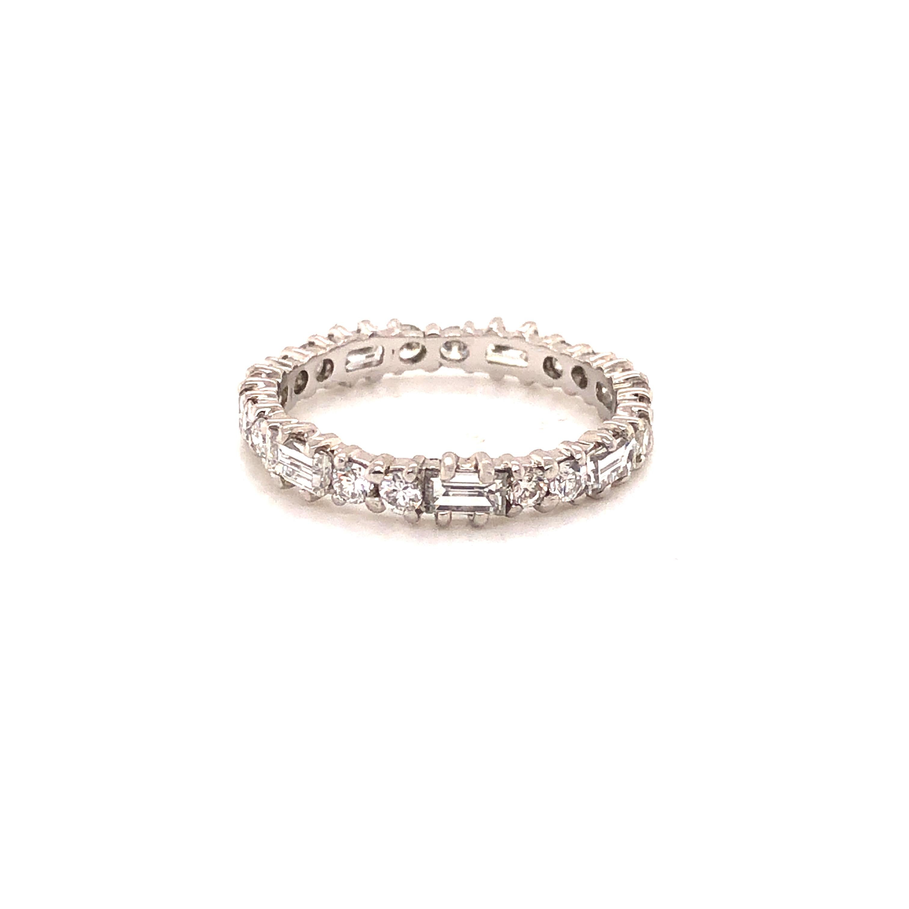 Baguette & Rundschliff Diamant Ost West Set 18k Hochzeit Band (Baguetteschliff) im Angebot