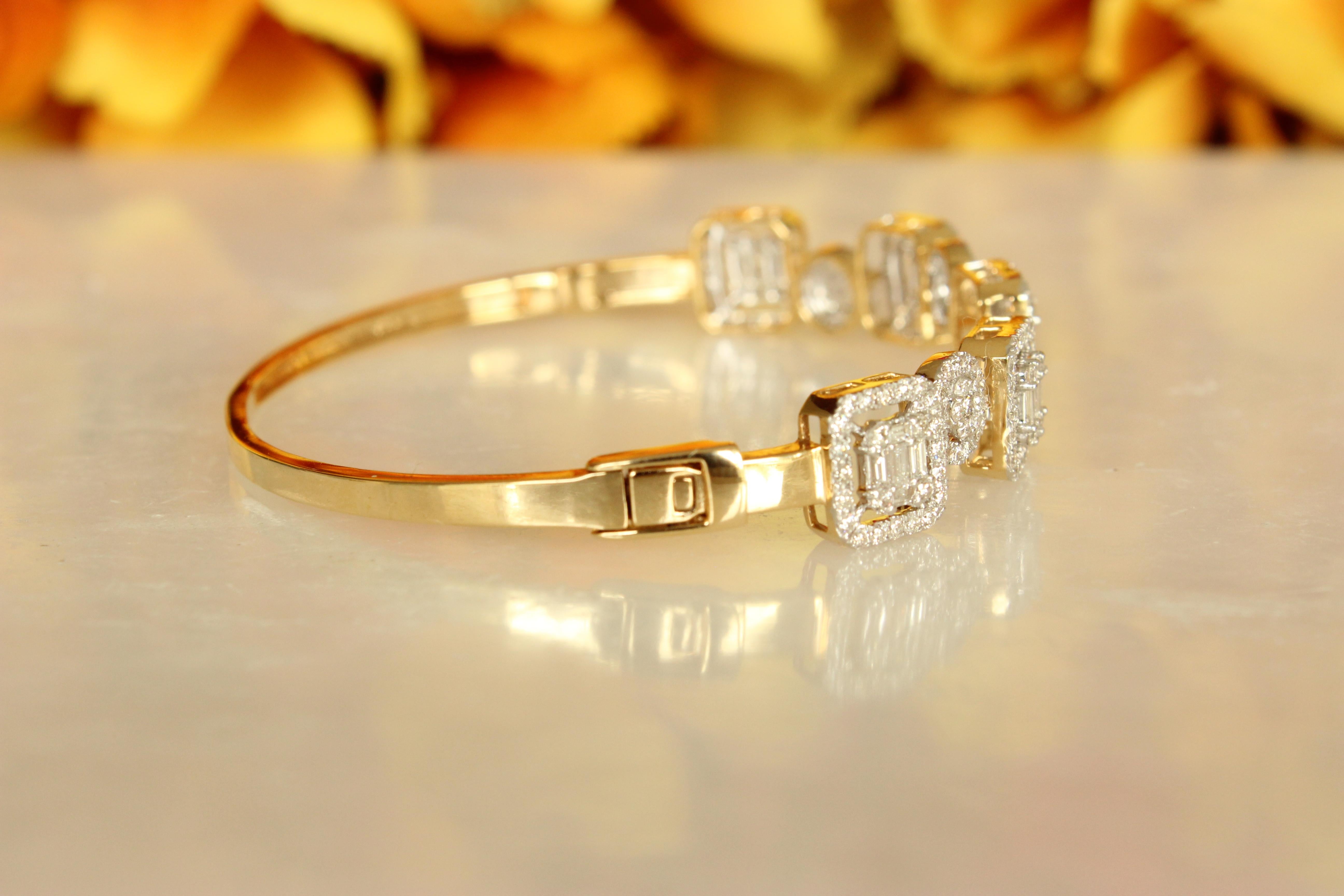 Baguette & Round Cut Diamond Halo Bracelet set in 18k Solid Gold In New Condition For Sale In New Delhi, DL