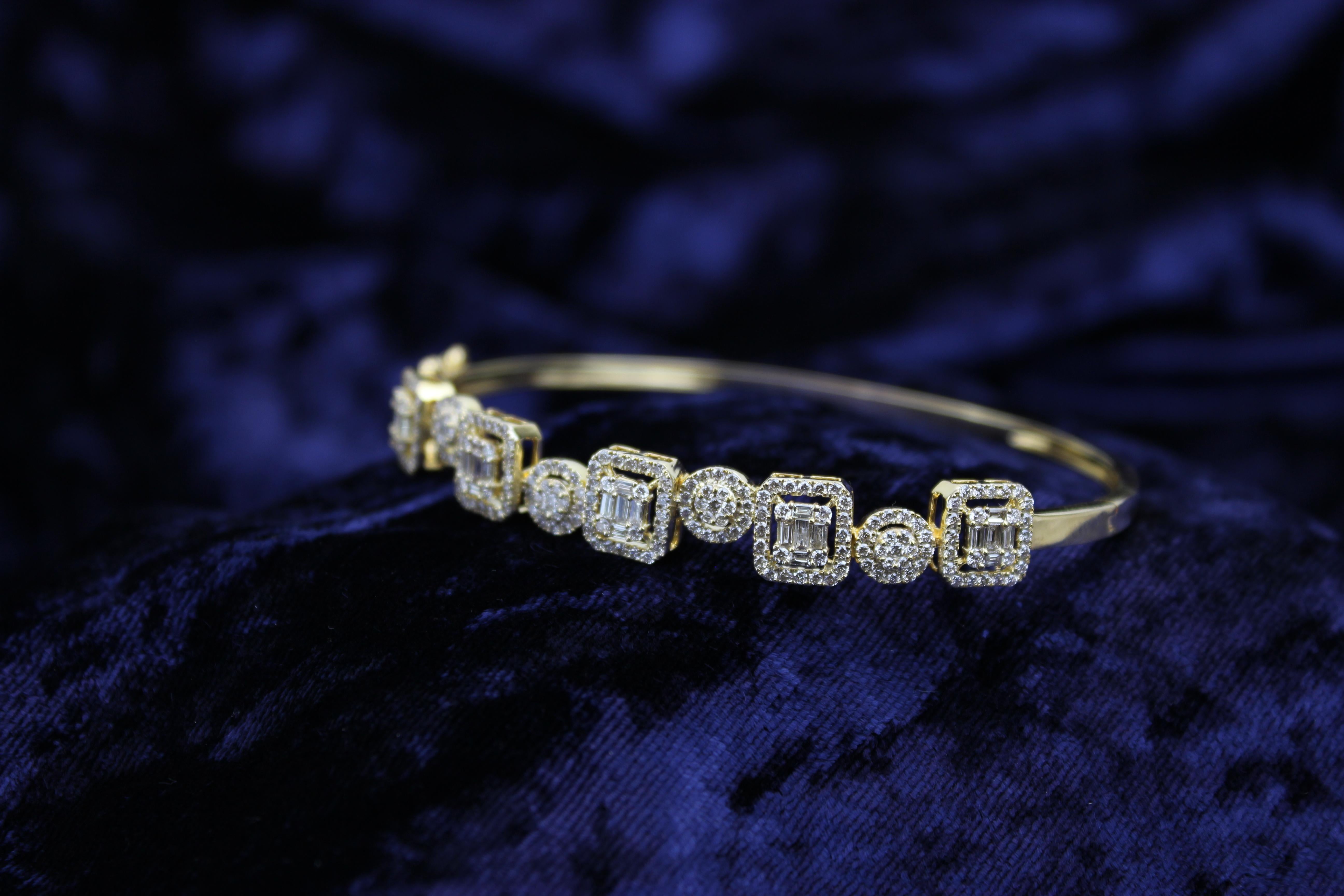 Armband aus 18 Karat massivem Gold mit Baguetteschliff und Diamant-Halo im Rundschliff im Angebot 4