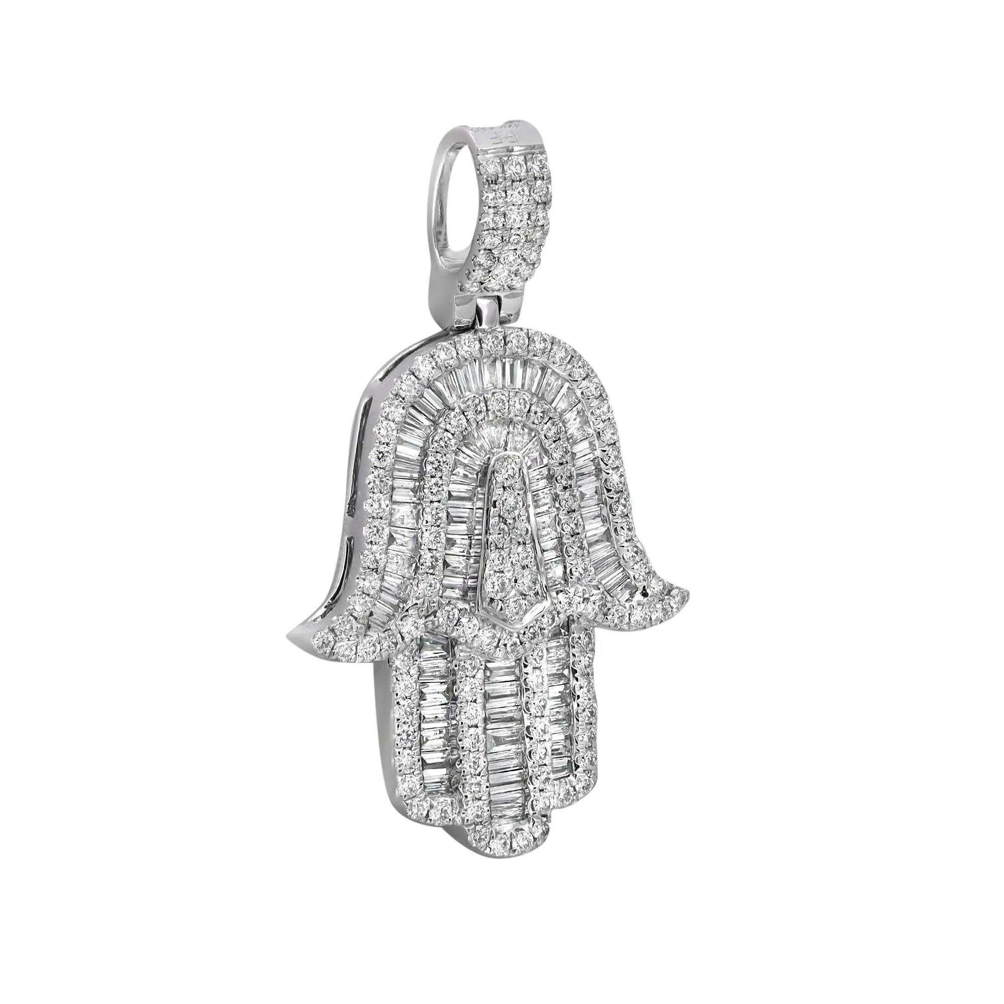 Questo maestoso pendente Hamsa è caratterizzato da diamanti scintillanti taglio baguette incastonati a canale e diamanti taglio rotondo incastonati a pavé. Peso totale dei diamanti: 0,86 carati. Il ciondolo è realizzato in oro bianco 14 carati.
