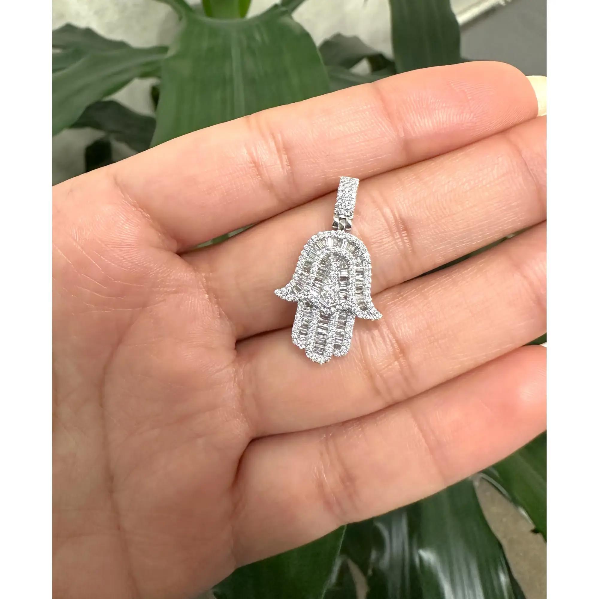Ciondolo Hamsa con diamante taglio Baguette e rotondo in oro bianco 14K 0,86Cttw In condizioni Nuovo in vendita a New York, NY