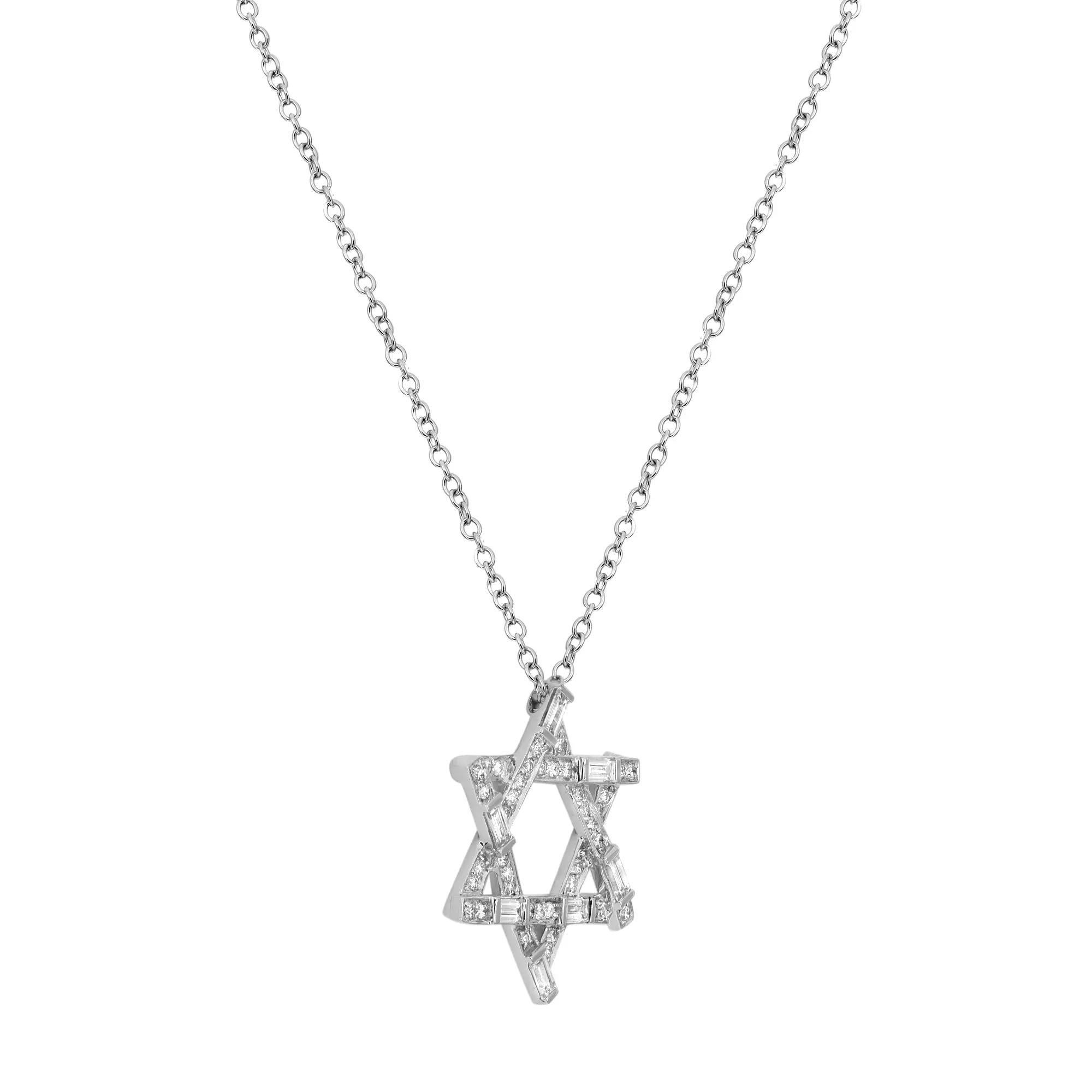 Eleva qualsiasi outfit con questa bellissima collana con ciondolo a forma di stella di David con diamanti. Realizzato in oro bianco 14 carati. Questo pendente presenta 53 diamanti taglio baguette incastonati e diamanti taglio rotondo incastonati a