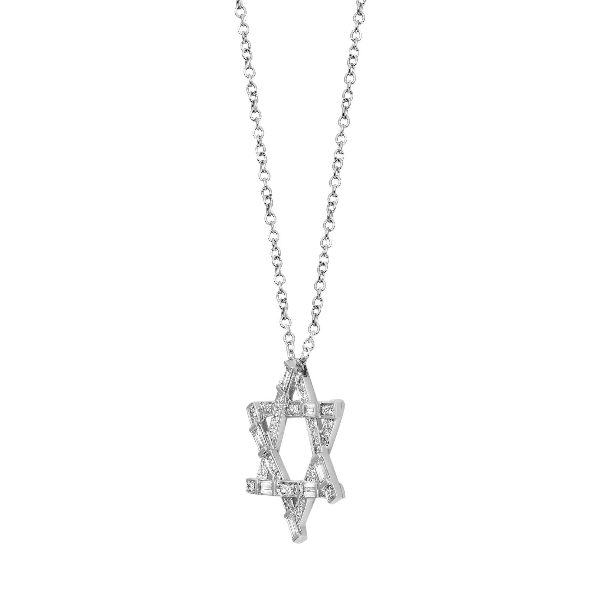 Taglio baguette Collana con ciondolo a stella David in oro bianco 14K con diamanti taglio baguette e rotondi 0,82 ct. in vendita