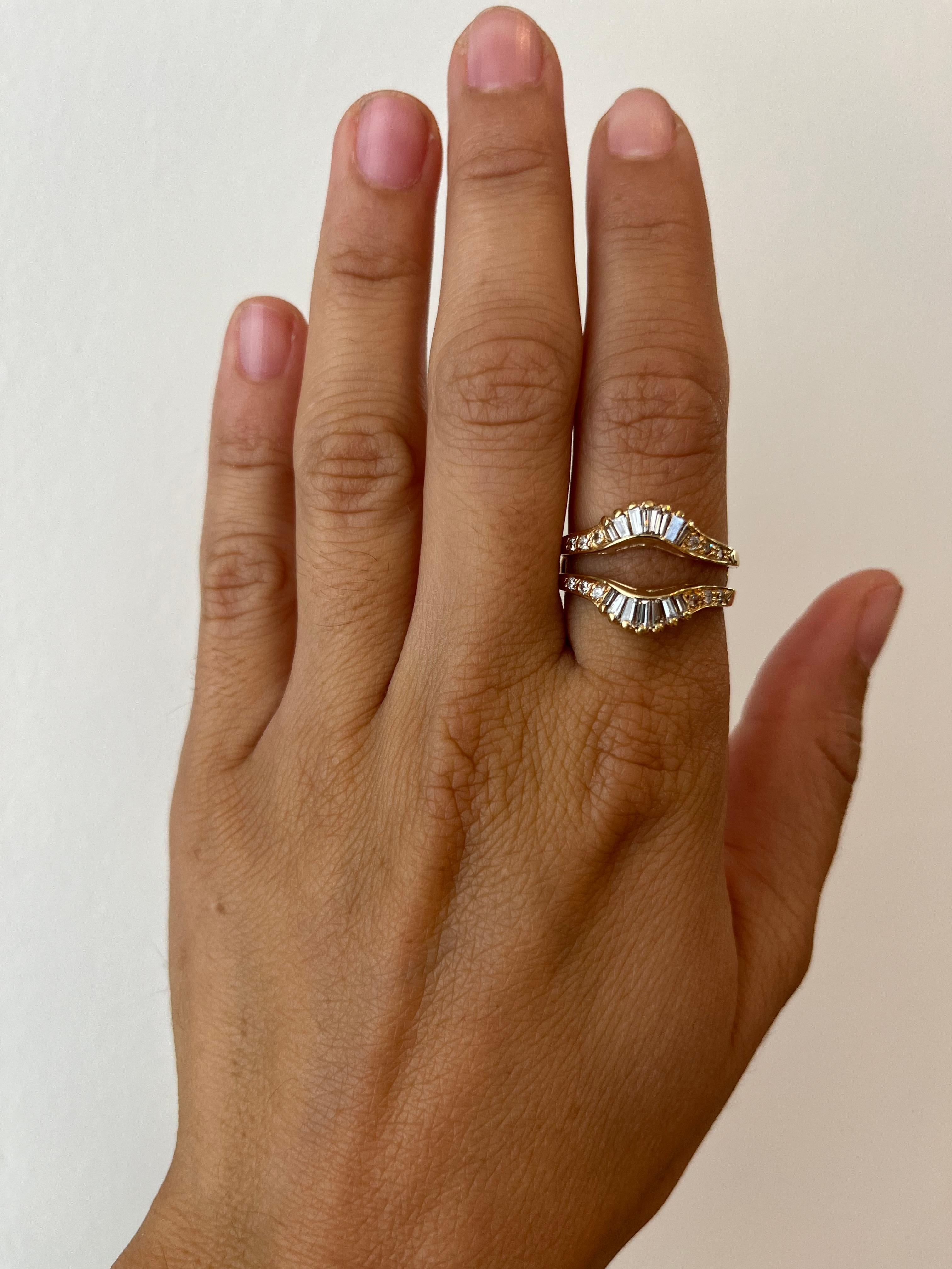 Dieser Mantelring mit Diamanten im Sonnenaufgangs-Design ist eine atemberaubende Ergänzung zu einem klassischen Verlobungsring. Diamanten im Baguetteschliff strahlen von der mittleren Öffnung aus, während runde Diamanten in Perlenfassung an den