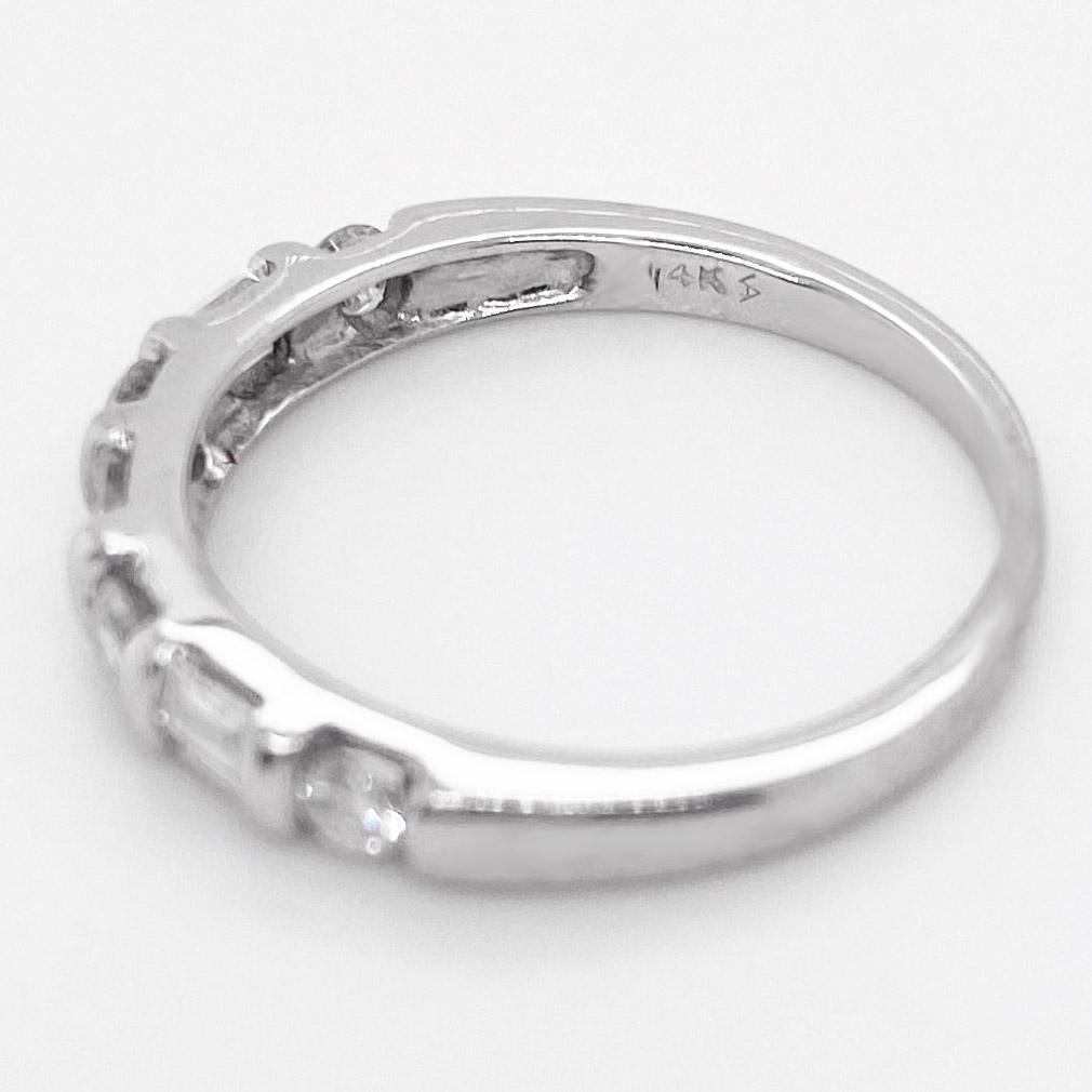 Moderne Alliance en or blanc avec diamants baguettes et ronds, anneau empilable, alliance en vente