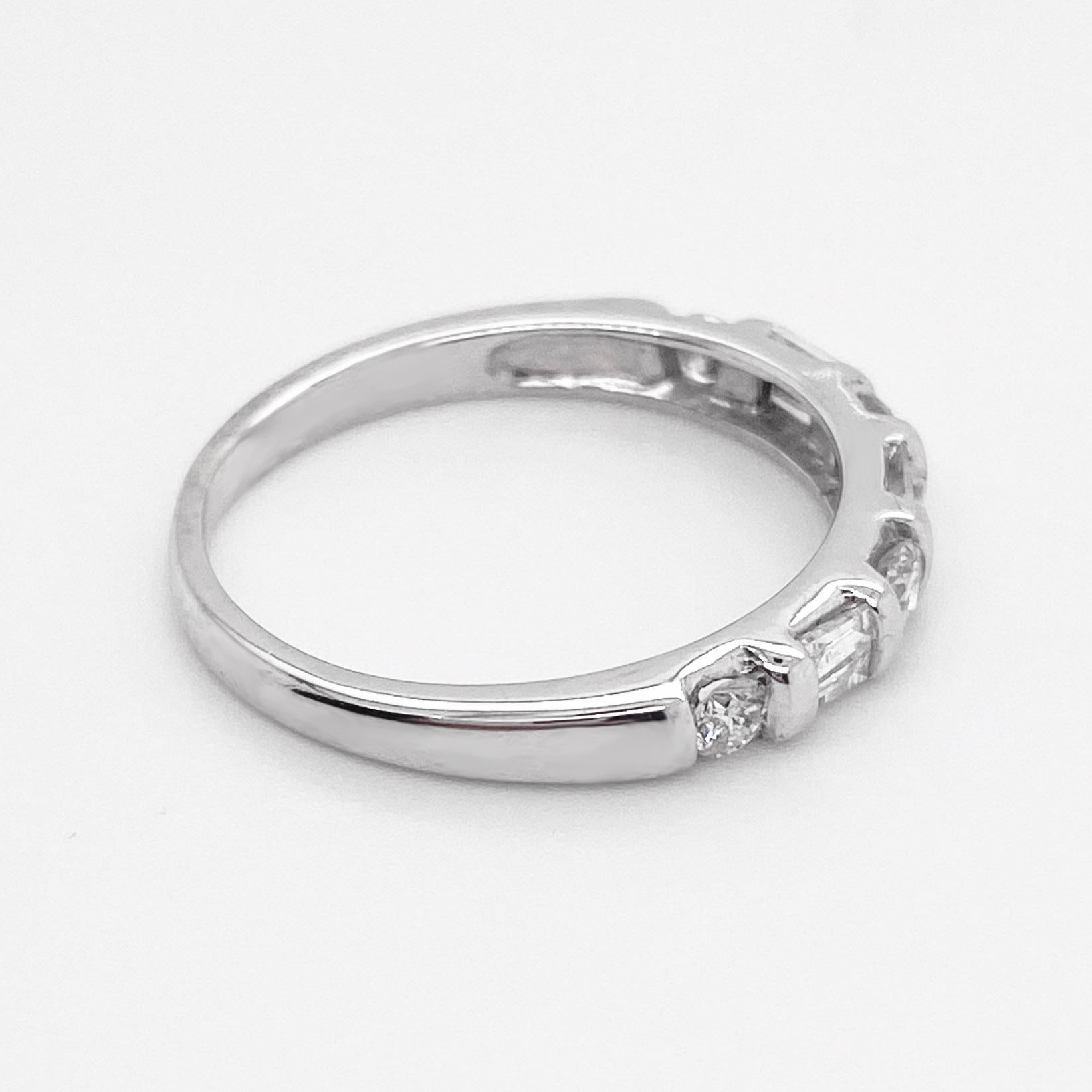 Taille baguette Alliance en or blanc avec diamants baguettes et ronds, anneau empilable, alliance en vente