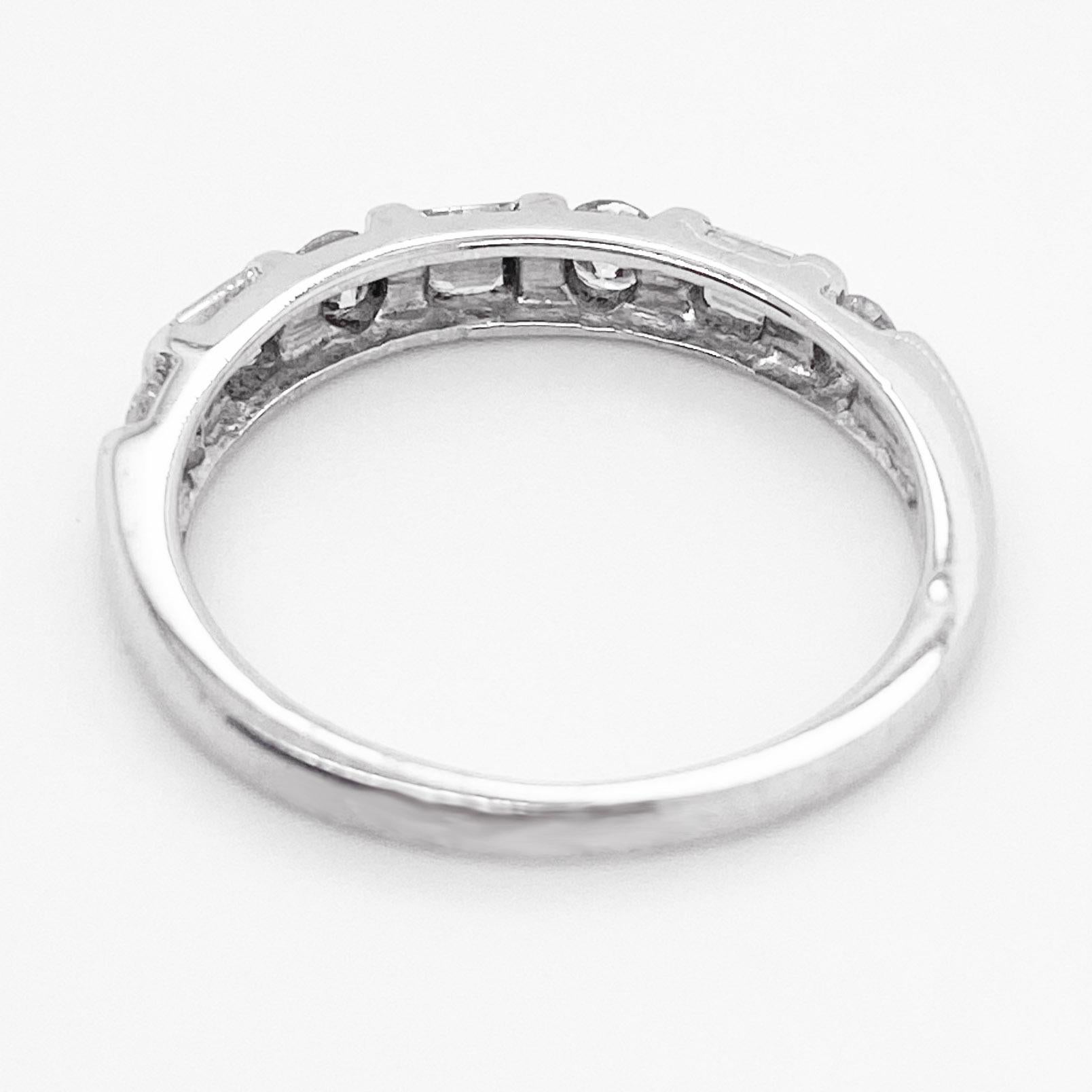 Alliance en or blanc avec diamants baguettes et ronds, anneau empilable, alliance Pour femmes en vente