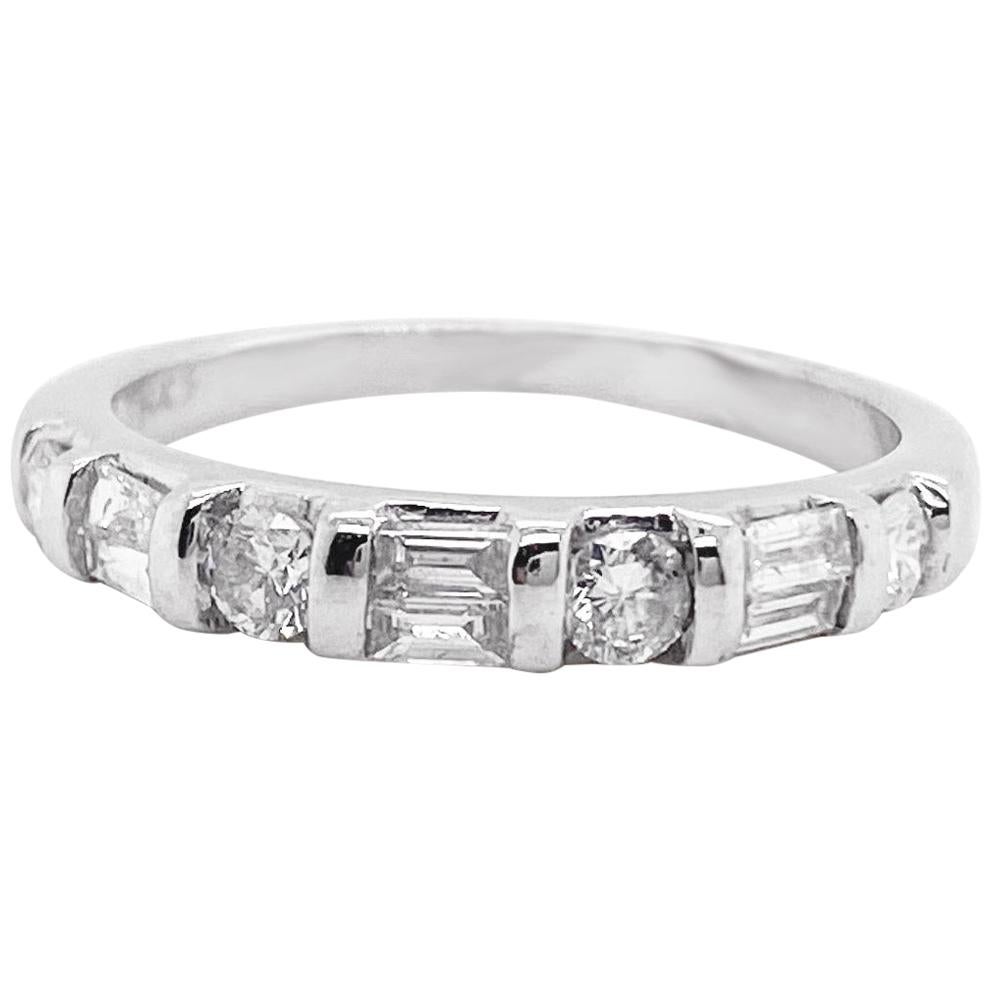 Alliance en or blanc avec diamants baguettes et ronds, anneau empilable, alliance en vente