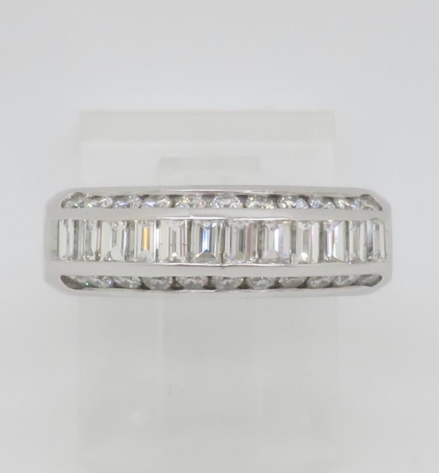 Fascia di diamanti tondi e a baguette in vendita 5