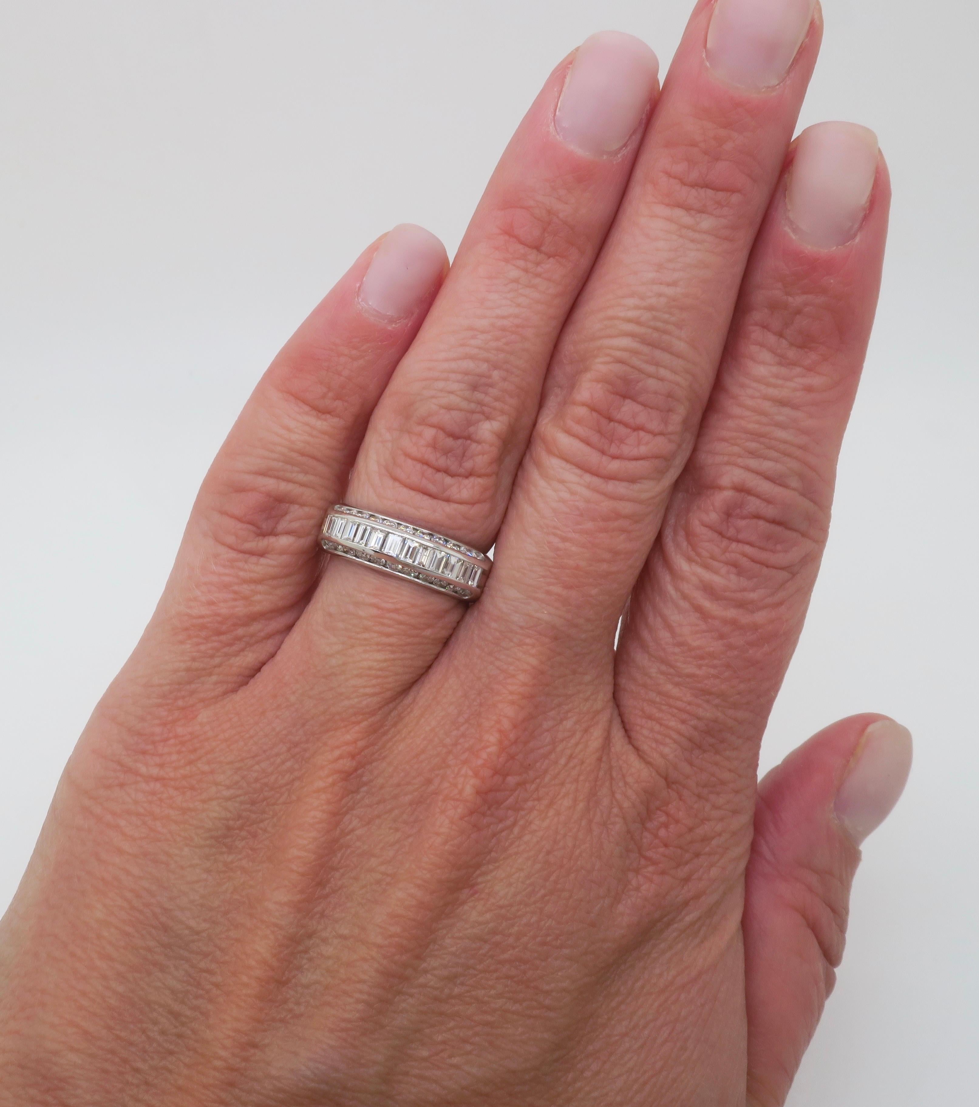 Fedina di diamanti per anniversario con 1,05ctw di diamanti rotondi e taglio baguette. 

Peso in carati dei diamanti: Circa 1.05CTW
Taglio del diamante: Diamanti con taglio rotondo e baguette
Colore: medio  G-H
Chiarezza: Media SI2-I1
Metallo: Oro