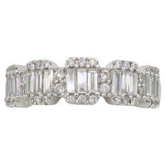 Anillo de Oro Blanco con Diamantes Baguette y Redondos
