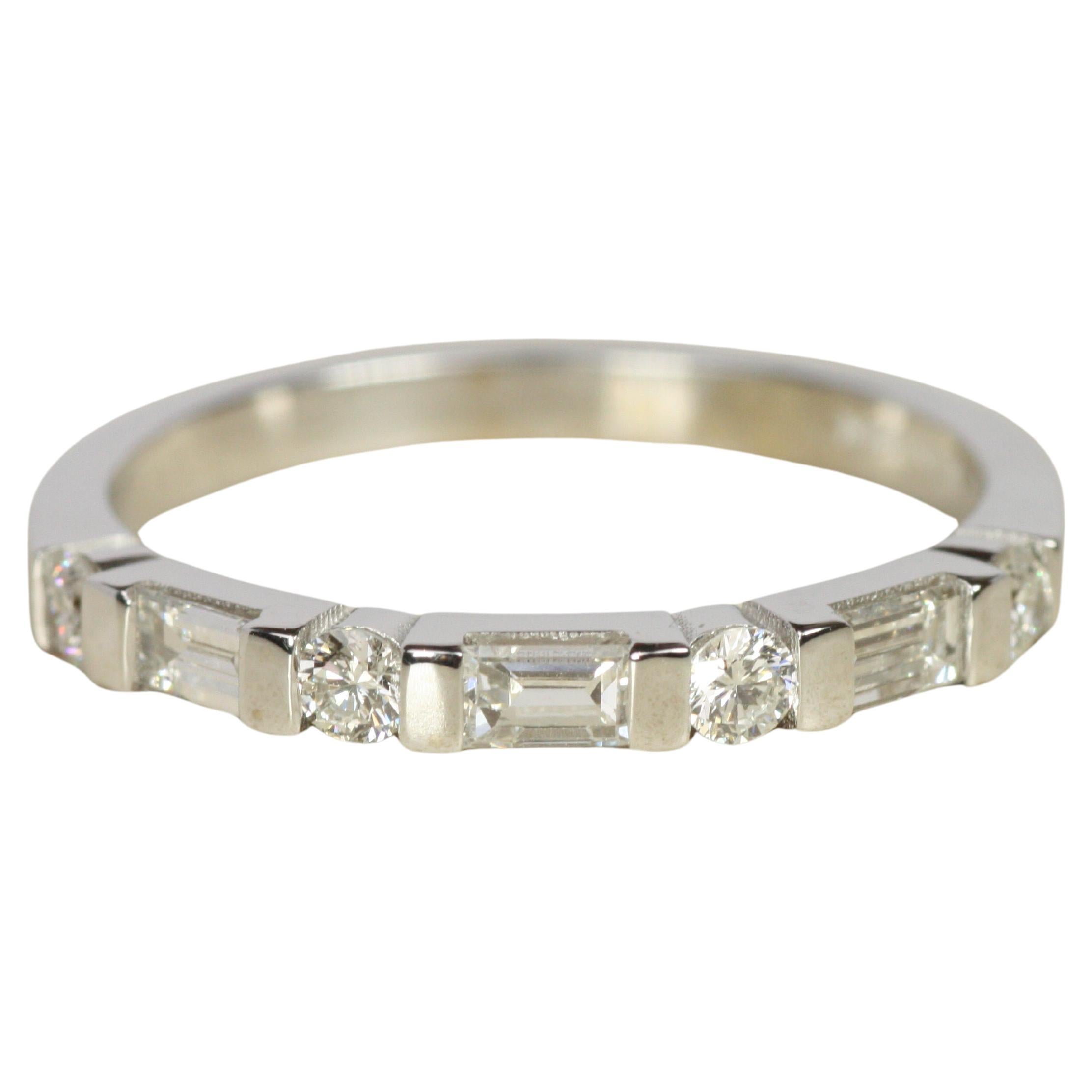 Alliance demi éternité en or blanc sertie de diamants baguettes et ronds