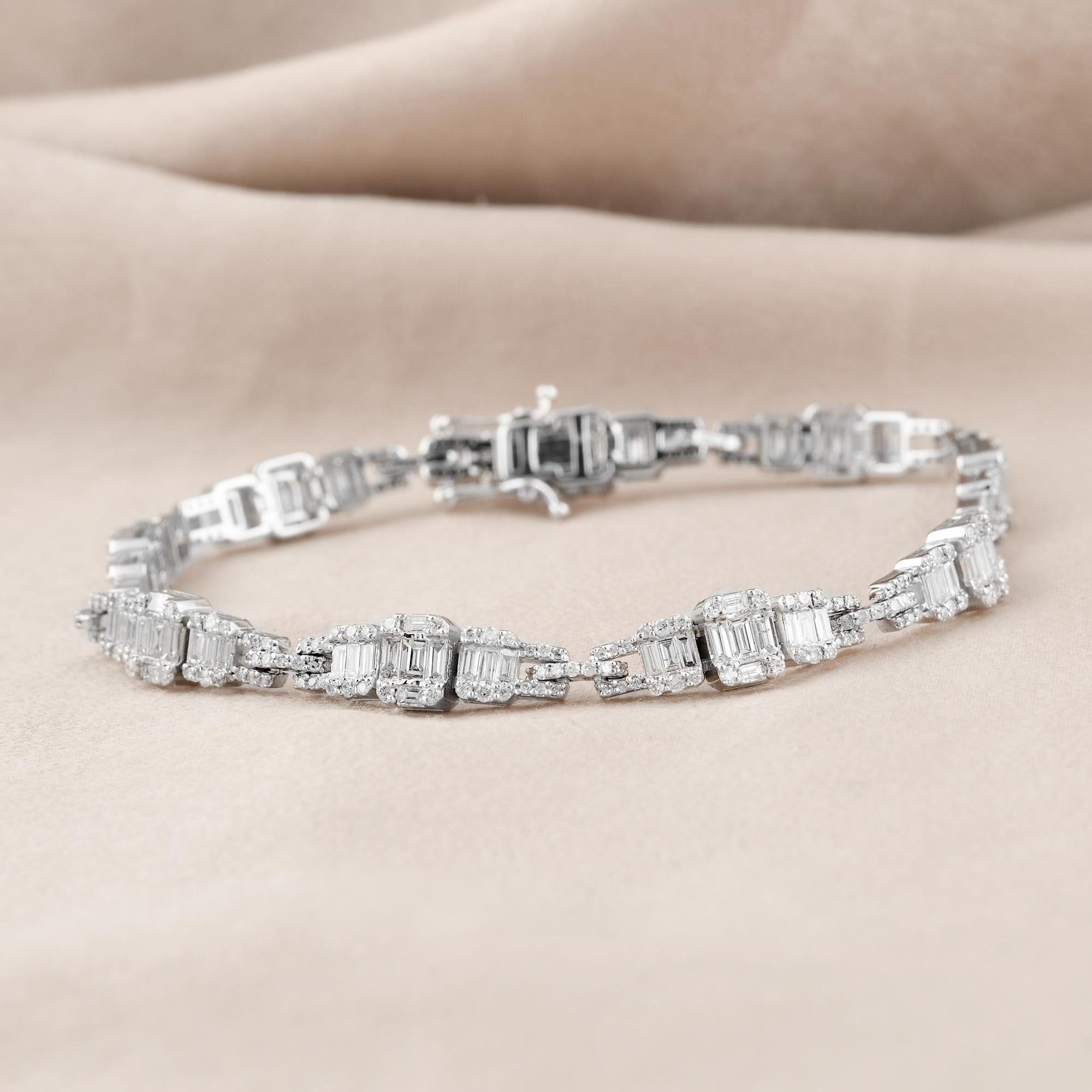 Moderne Bracelet à breloques en or blanc 18 carats avec diamants baguettes et ronds, fabrication artisanale en vente