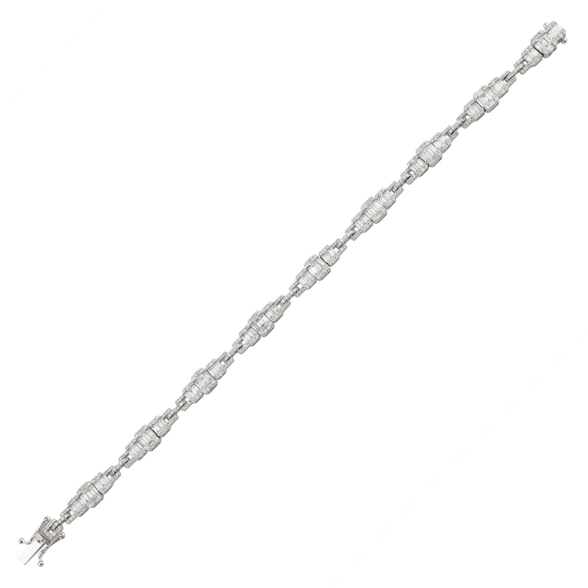 Taille baguette Bracelet à breloques en or blanc 18 carats avec diamants baguettes et ronds, fabrication artisanale en vente